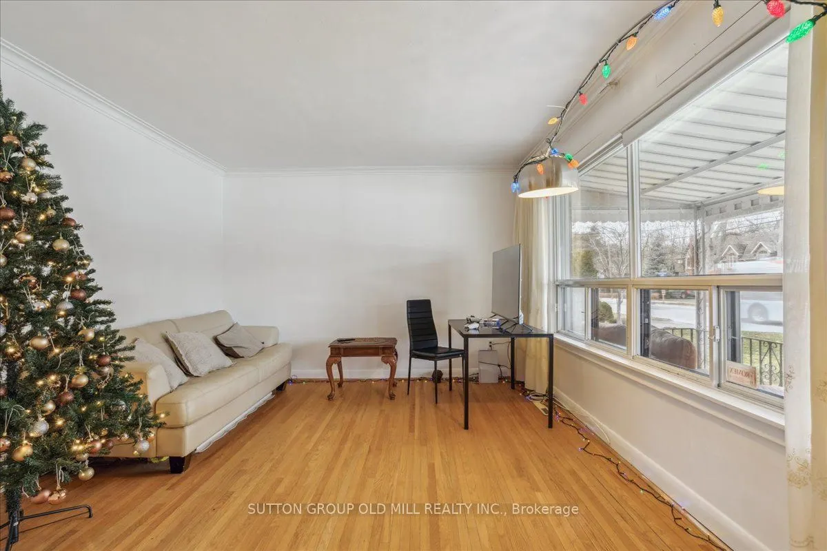 308 Mineola Road E