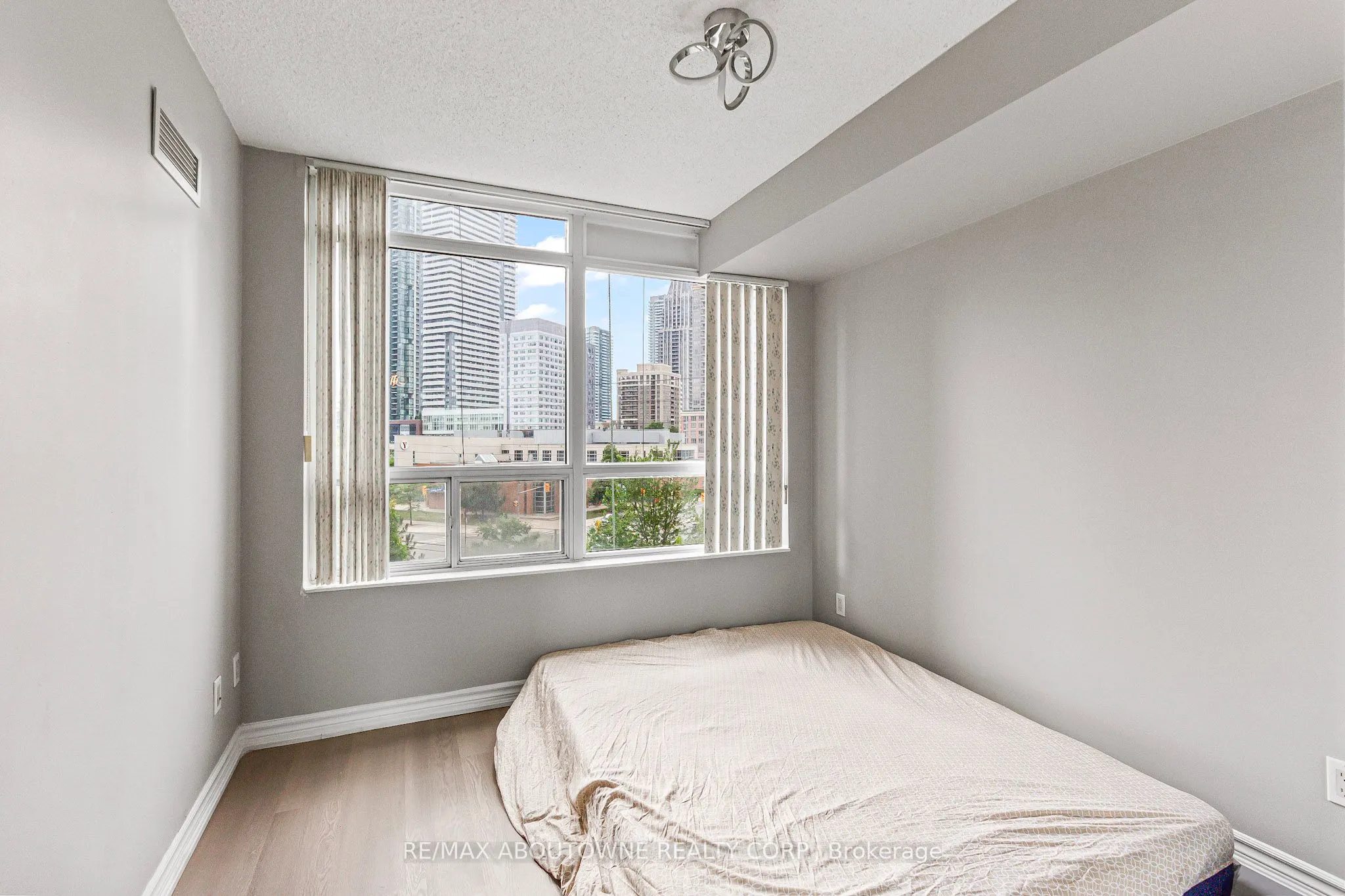 310 Burnhamthorpe Road W #401