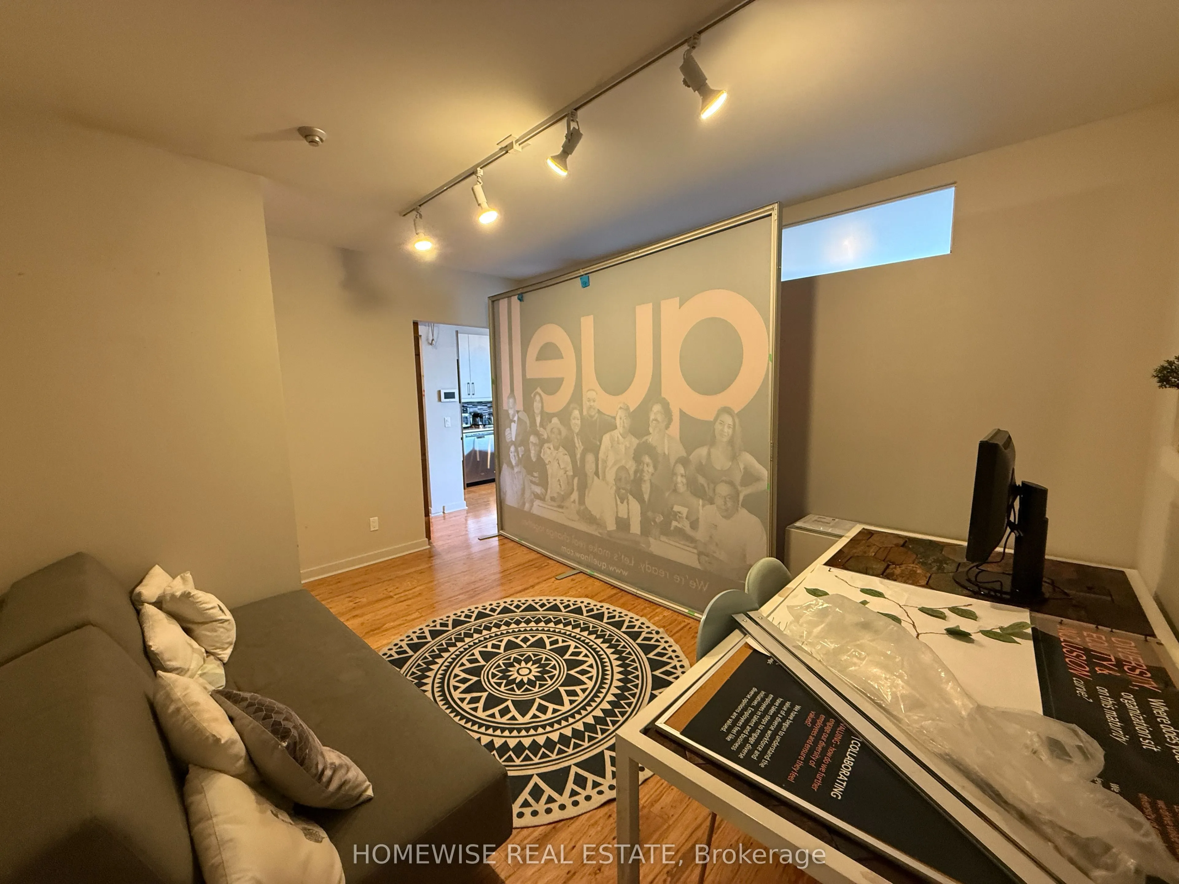 3633 Dundas Street W