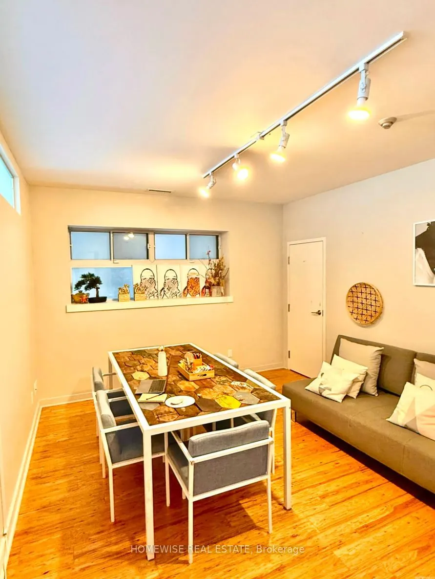 3633 Dundas Street W