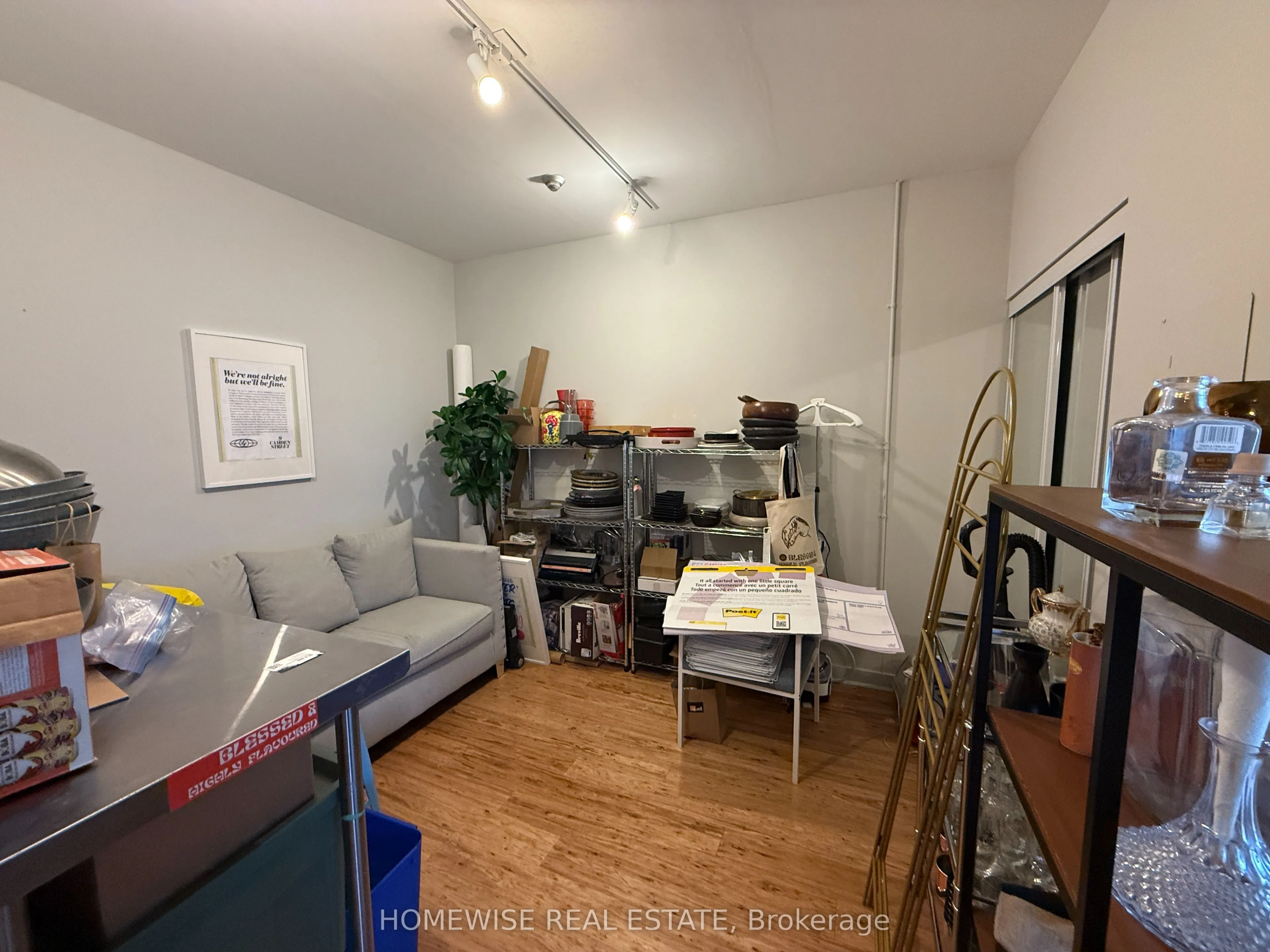 3633 Dundas Street W