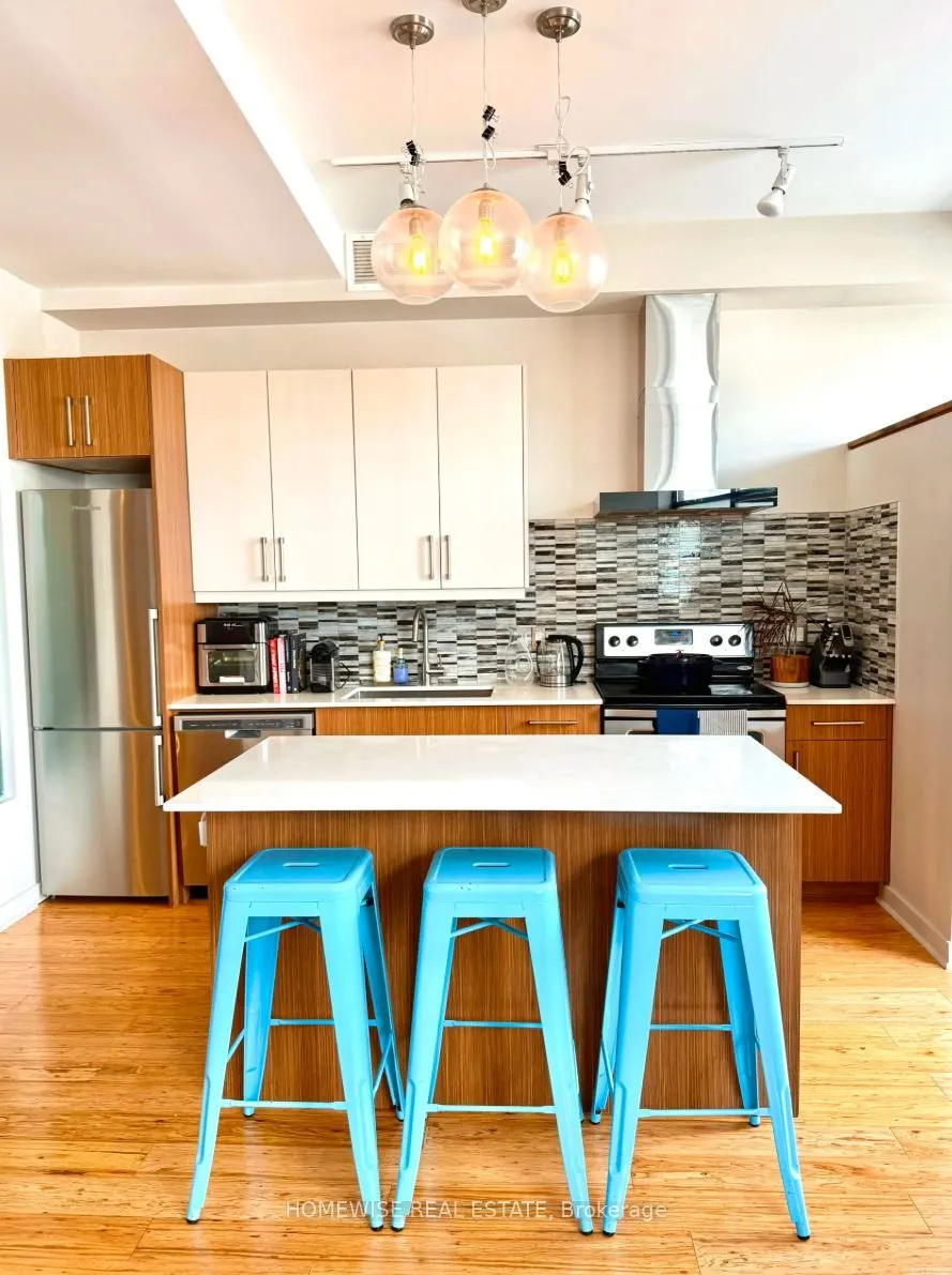 3633 Dundas Street W