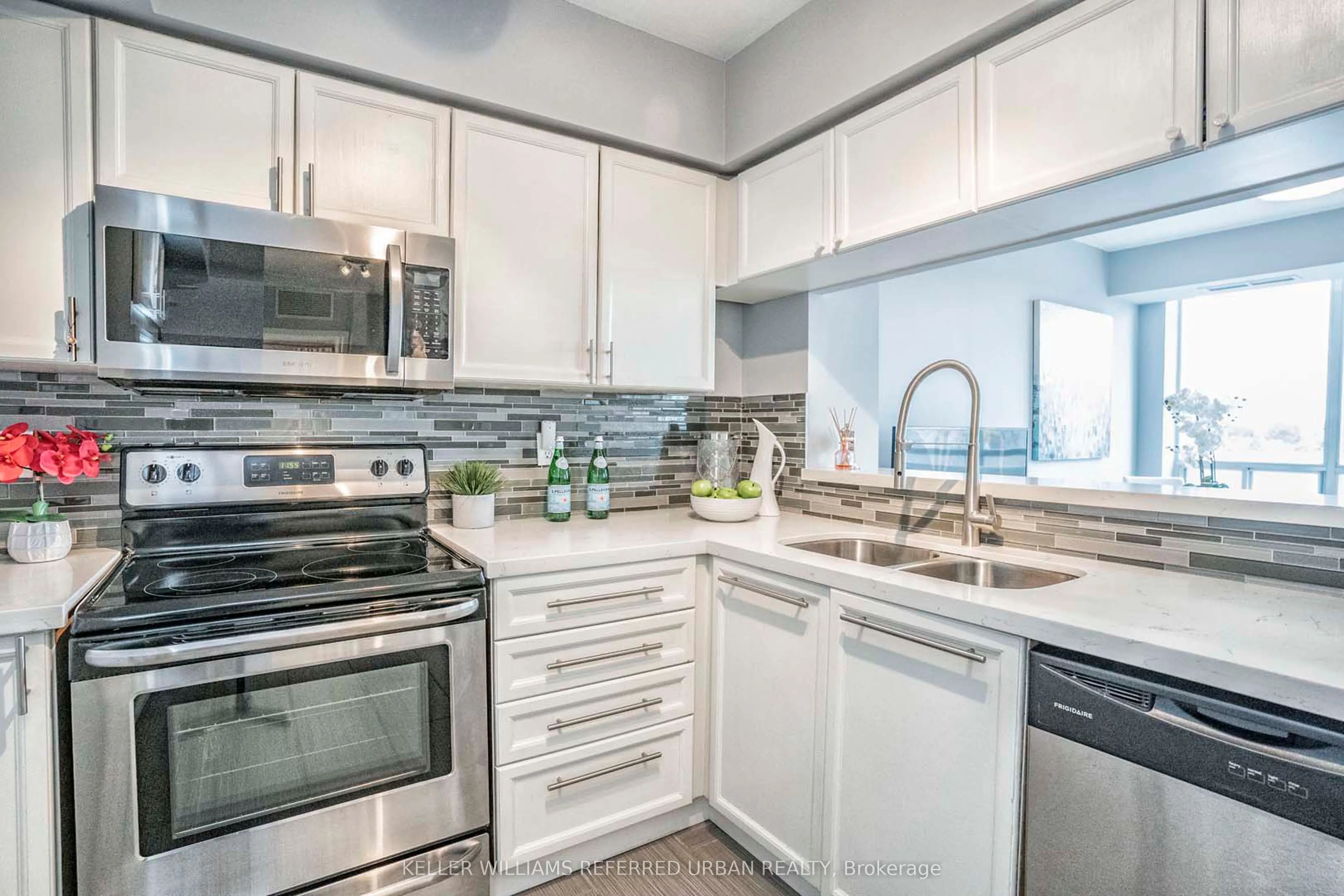 190 Manitoba Street, #902