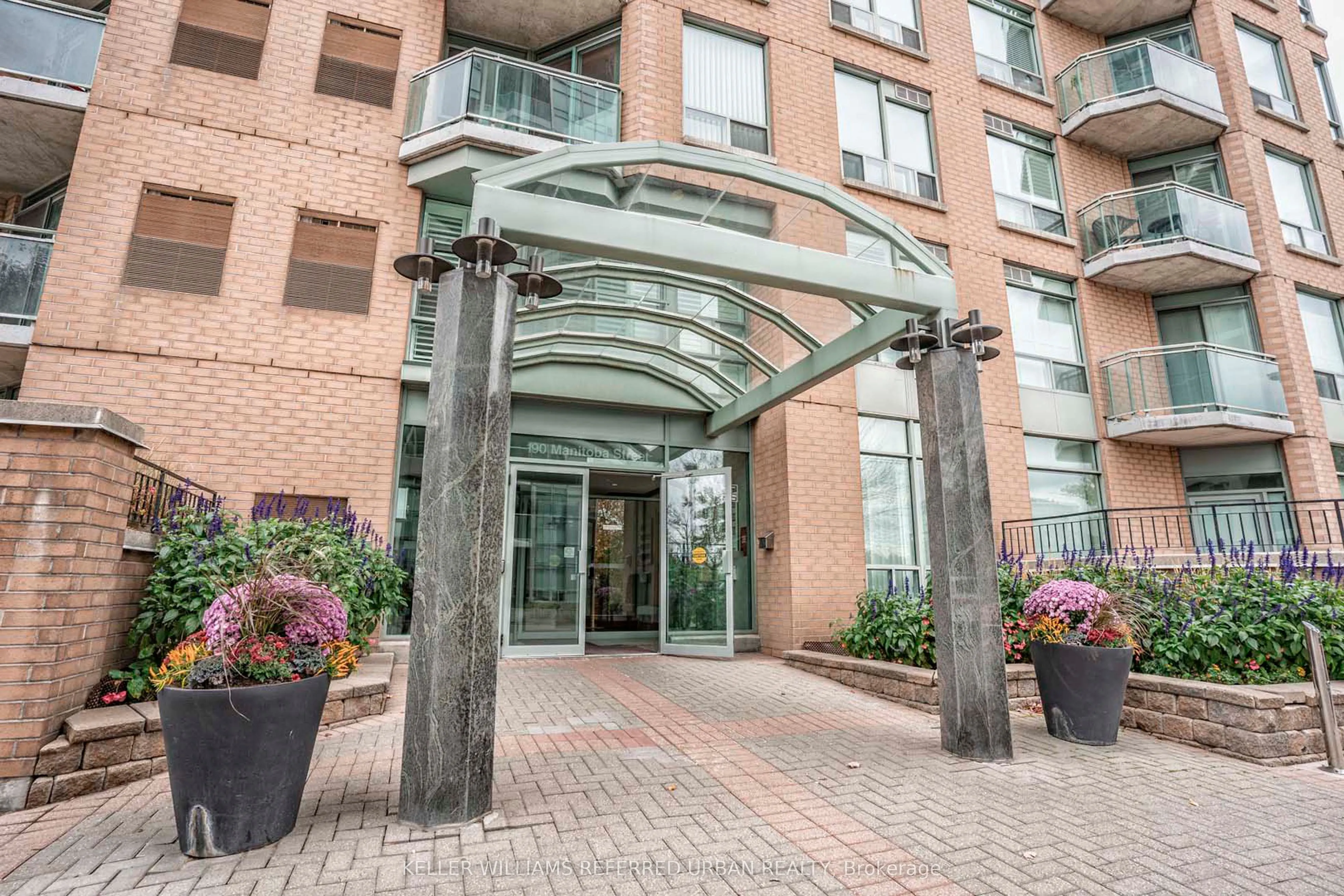 190 Manitoba Street, #902