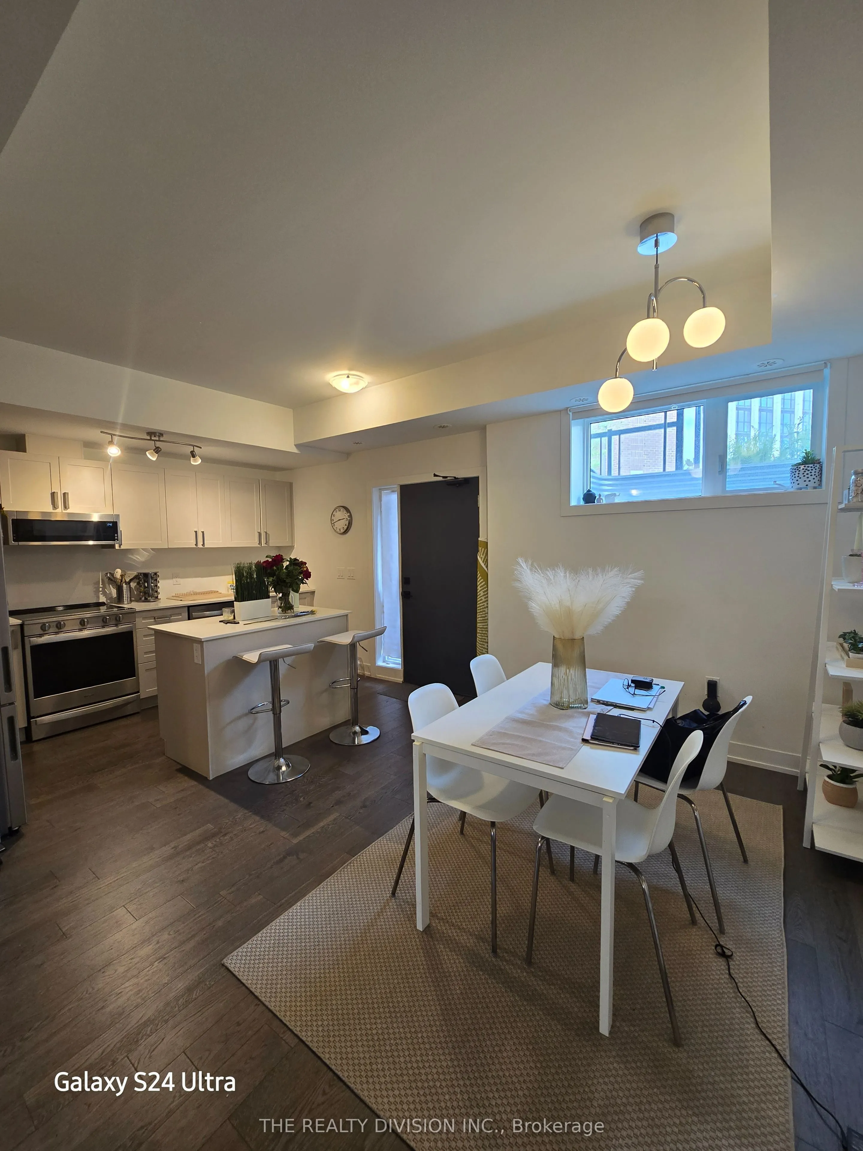 1070 Douglas McCurdy Common, #124