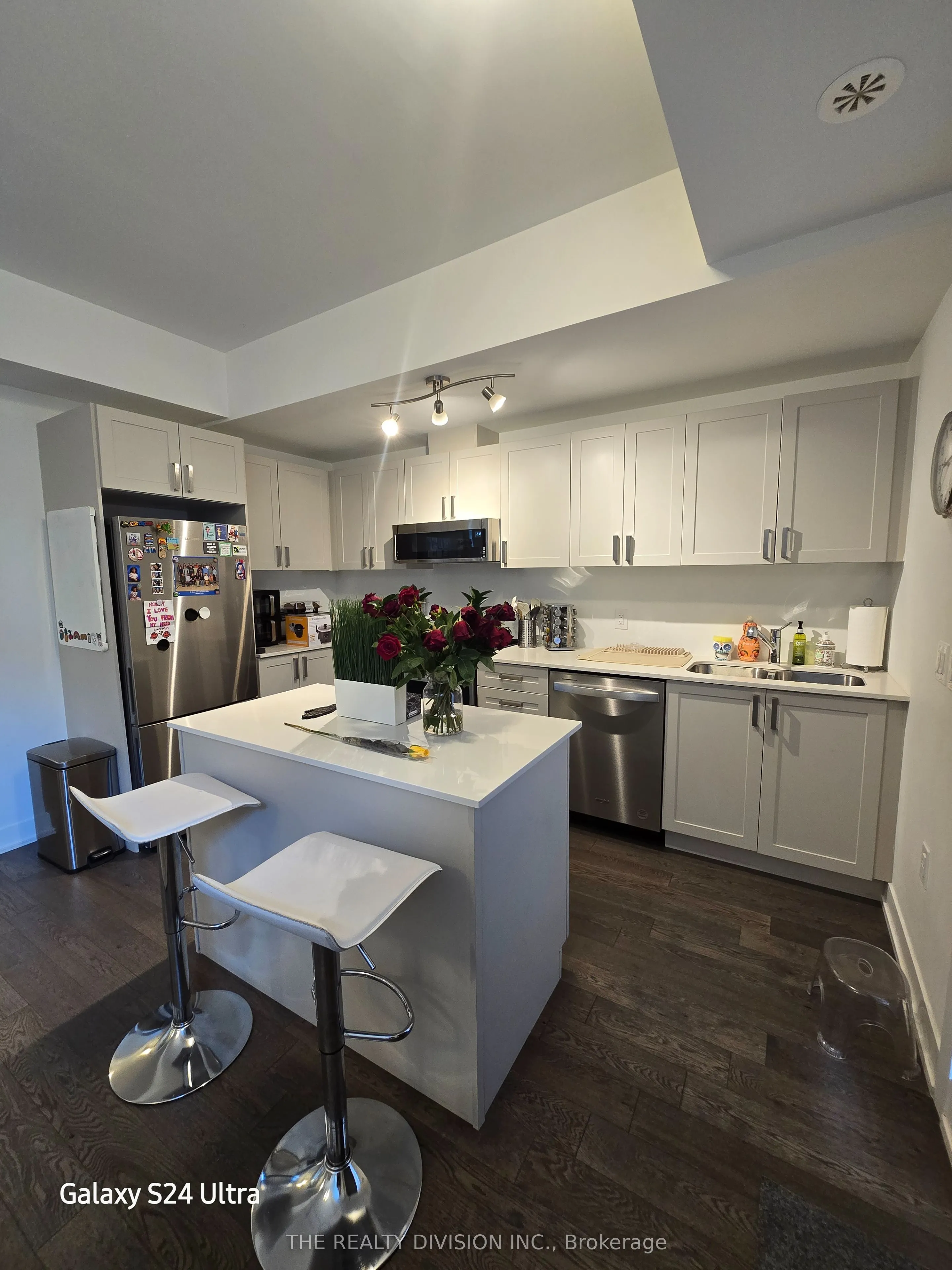 1070 Douglas McCurdy Common, #124