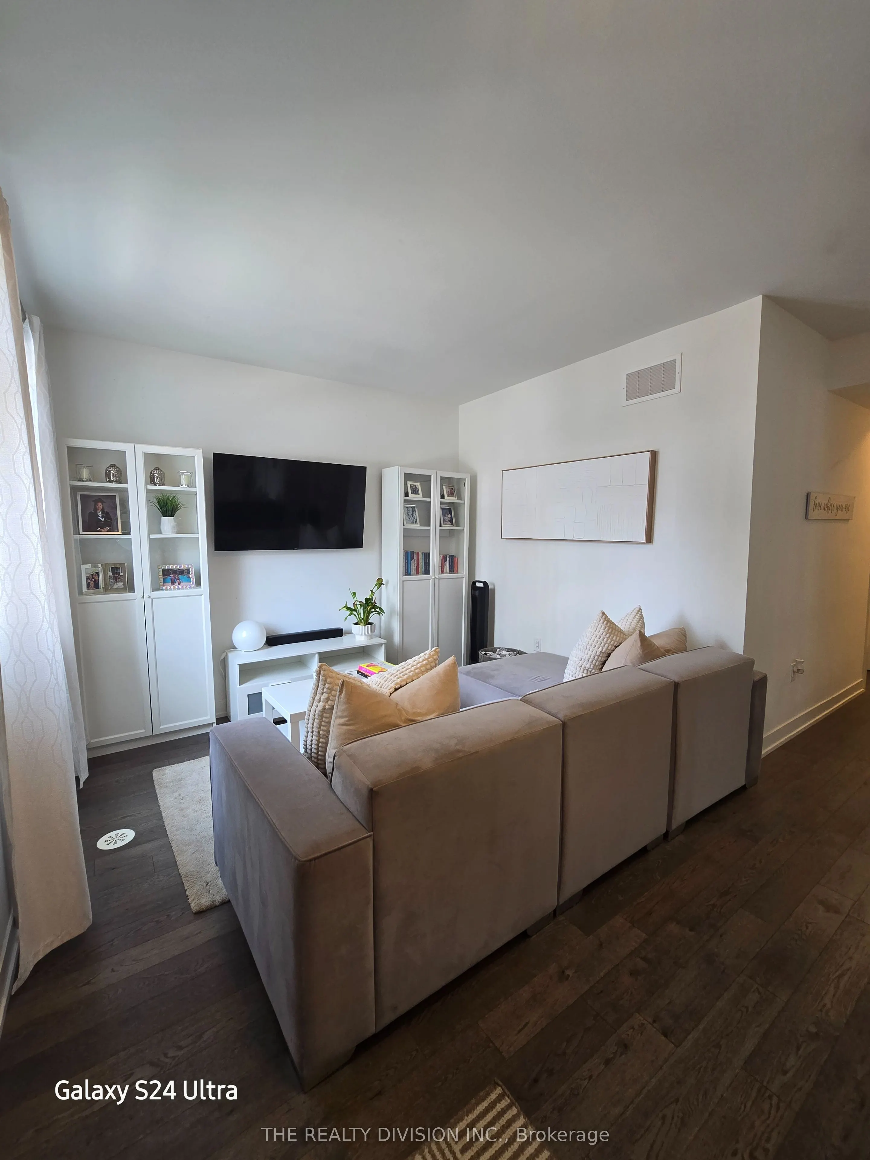 1070 Douglas McCurdy Common, #124