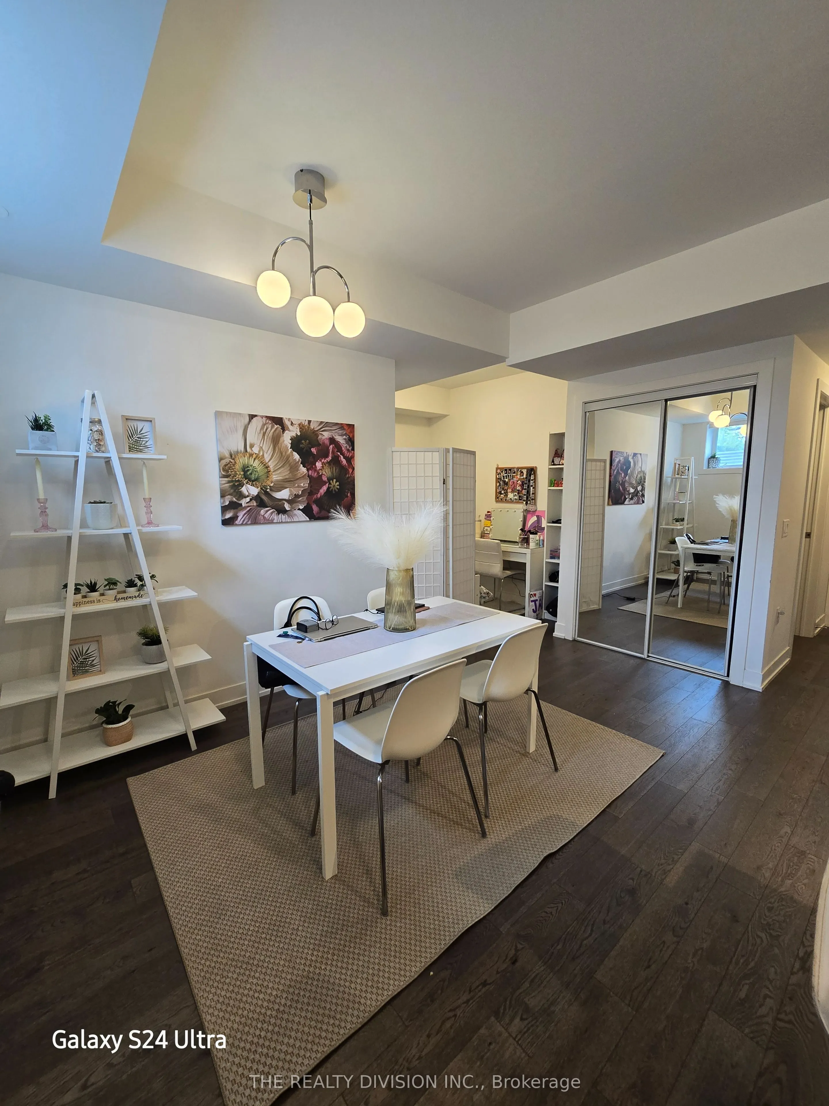 1070 Douglas McCurdy Common, #124