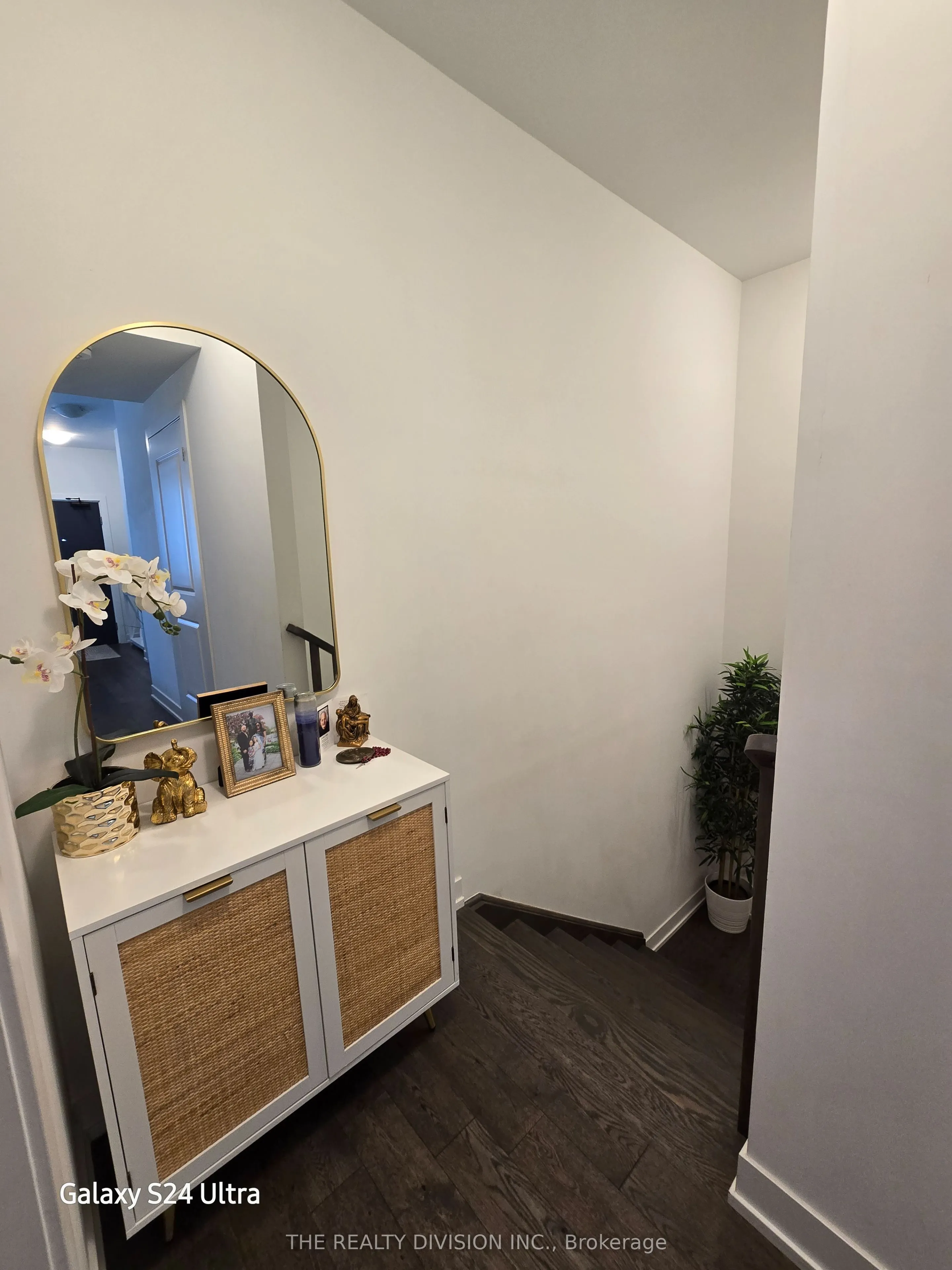 1070 Douglas McCurdy Common, #124