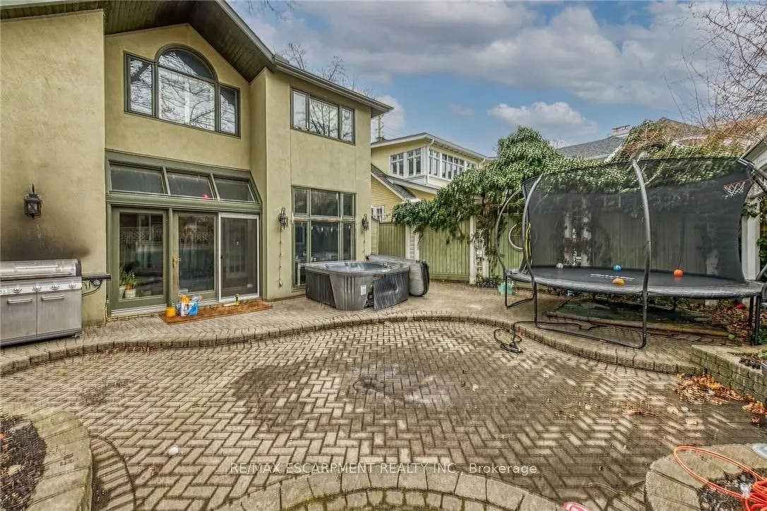 209 Allan Street