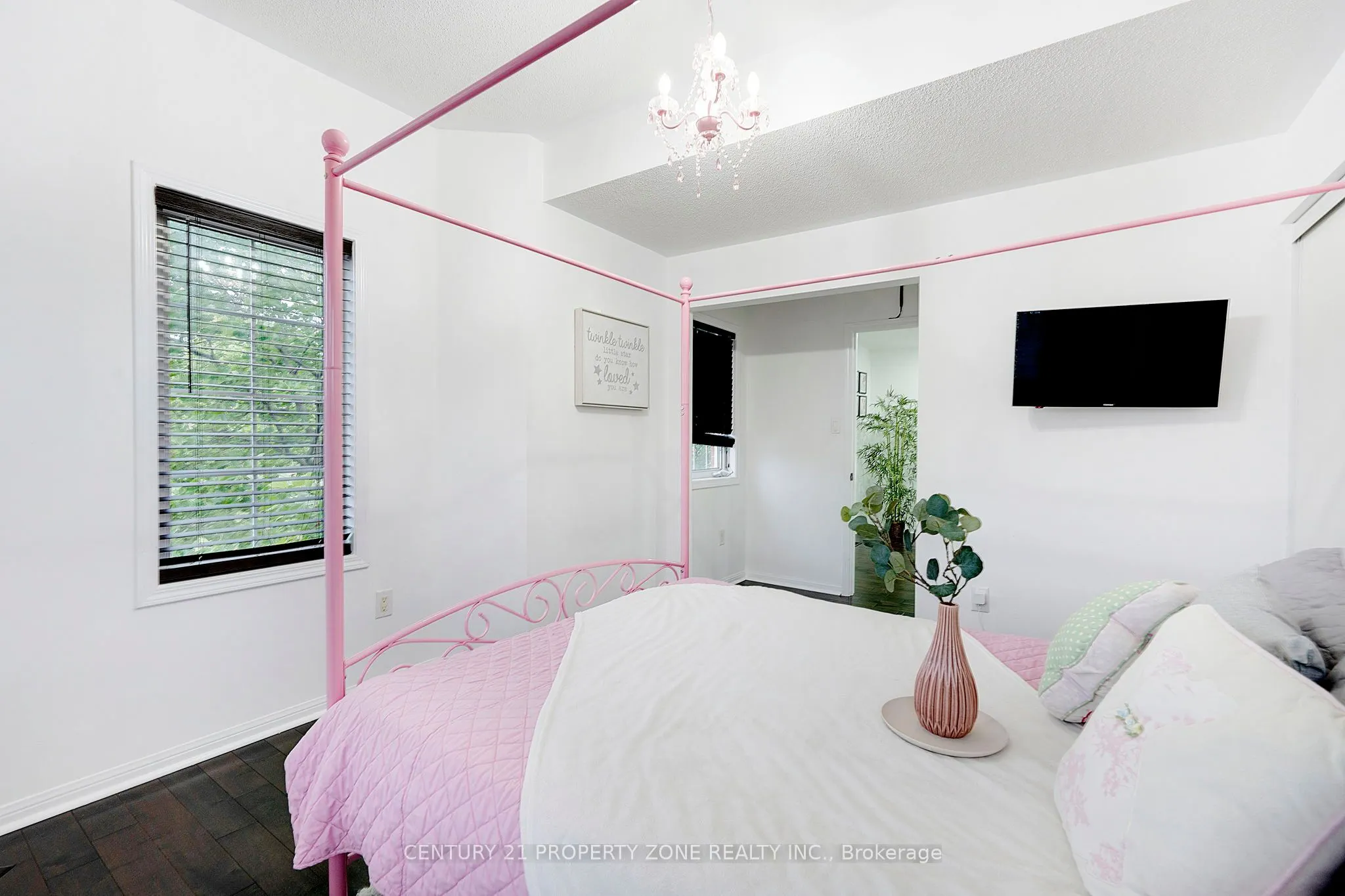 290 Woodley Crescent