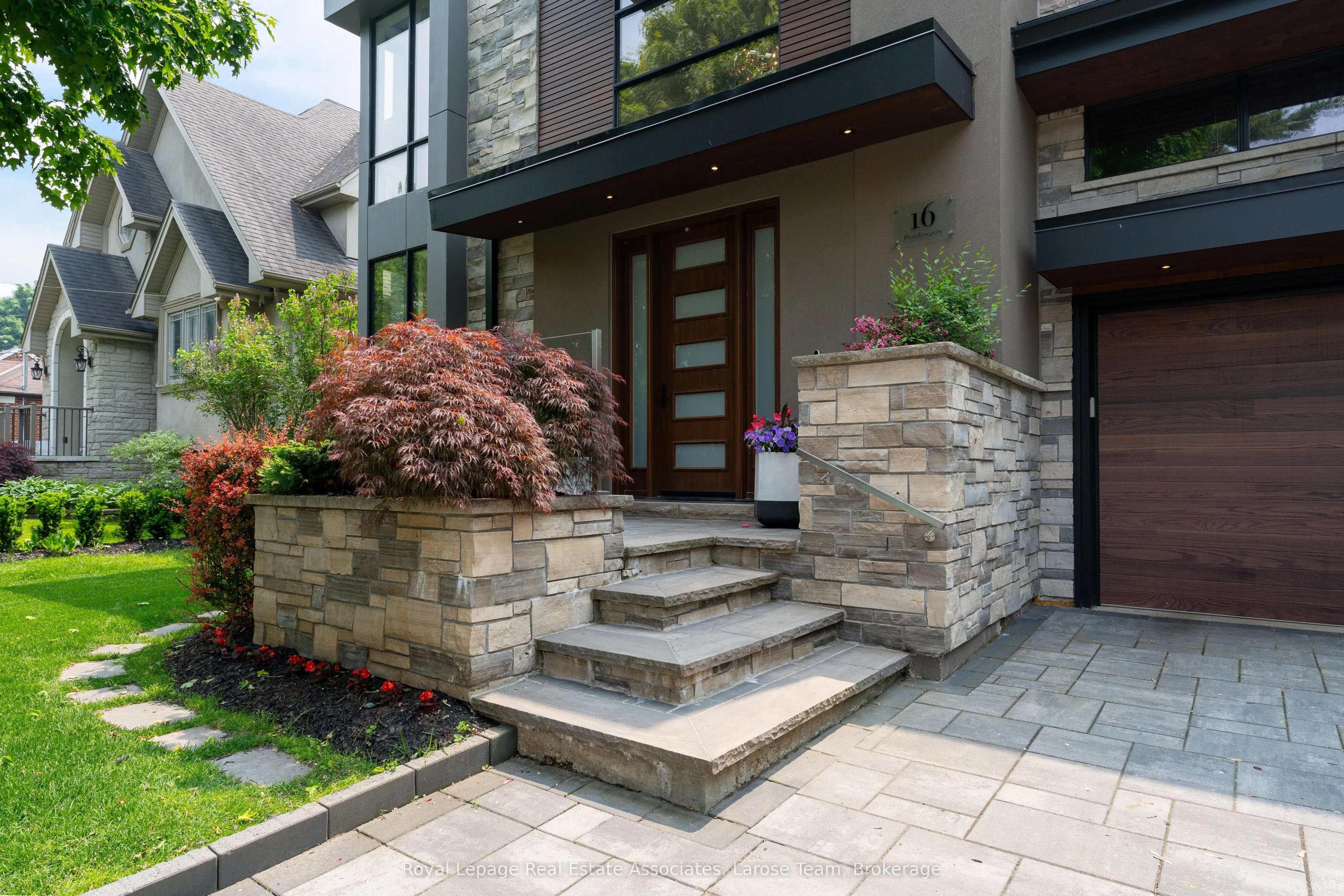 16 Maple Avenue S