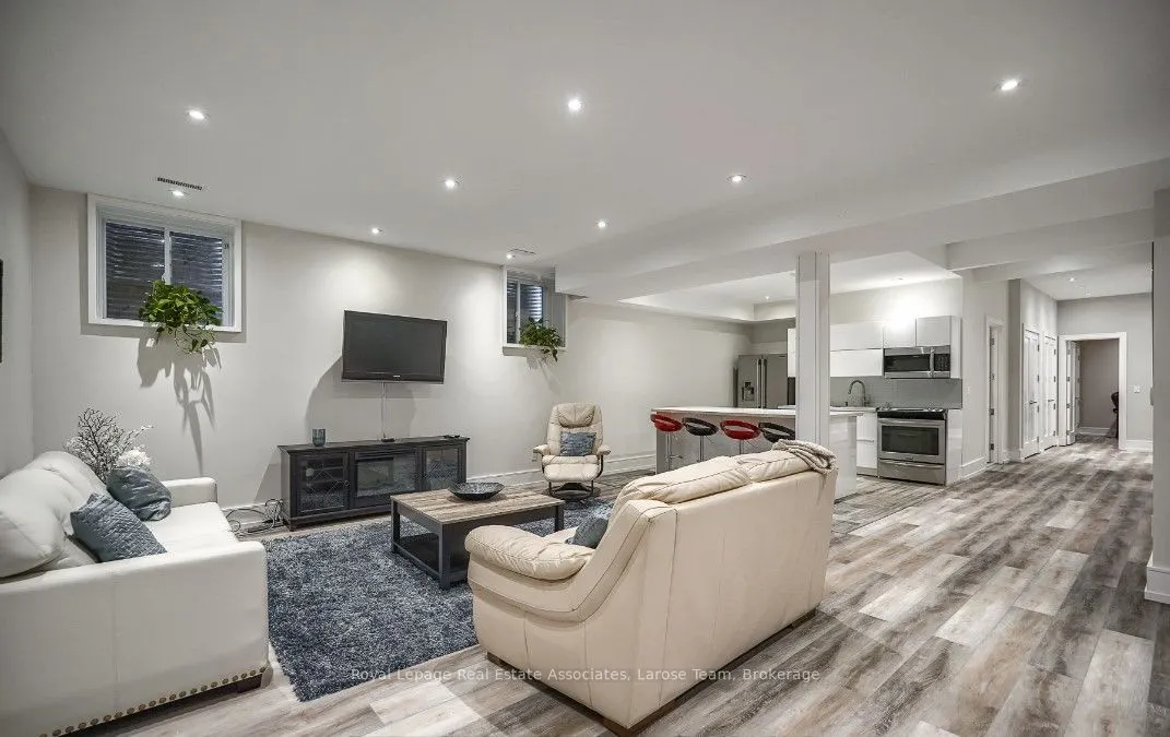 16 Maple Avenue S
