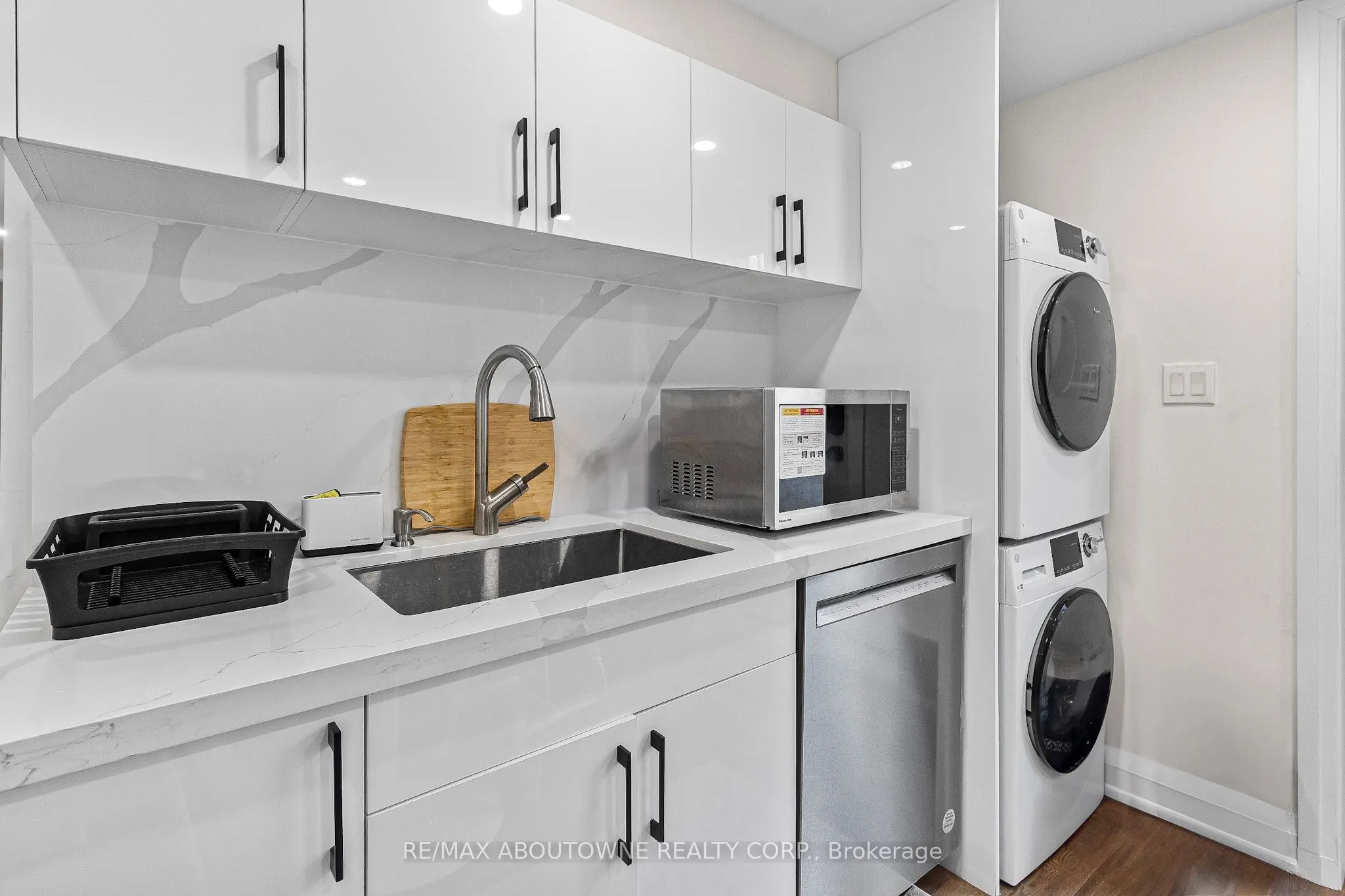523 Pinegrove Road, #Lower