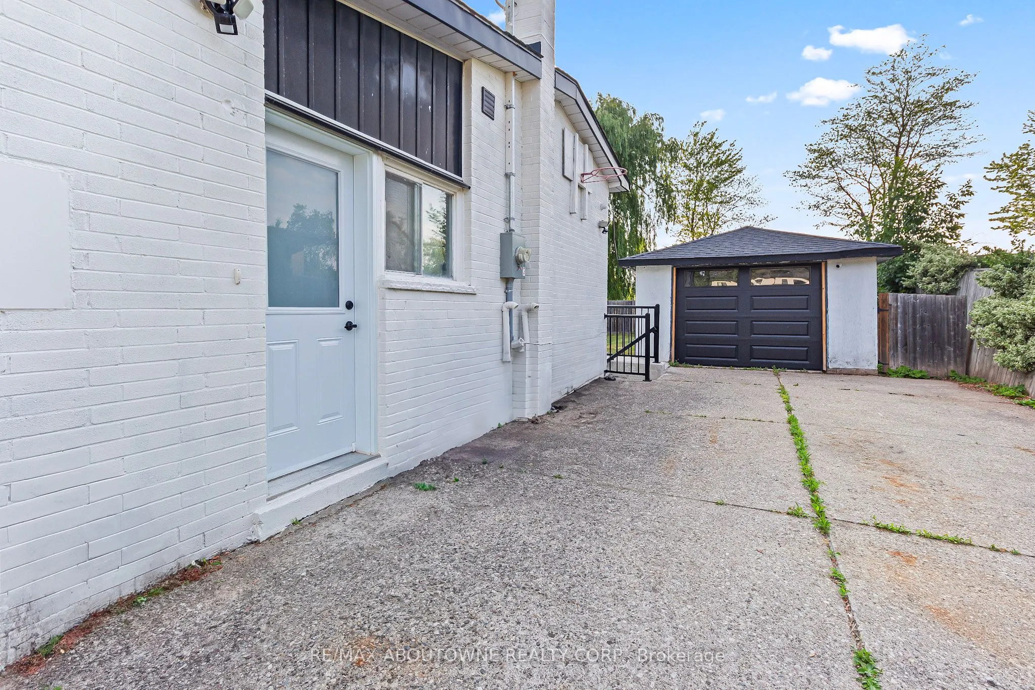 523 Pinegrove Road, #Lower