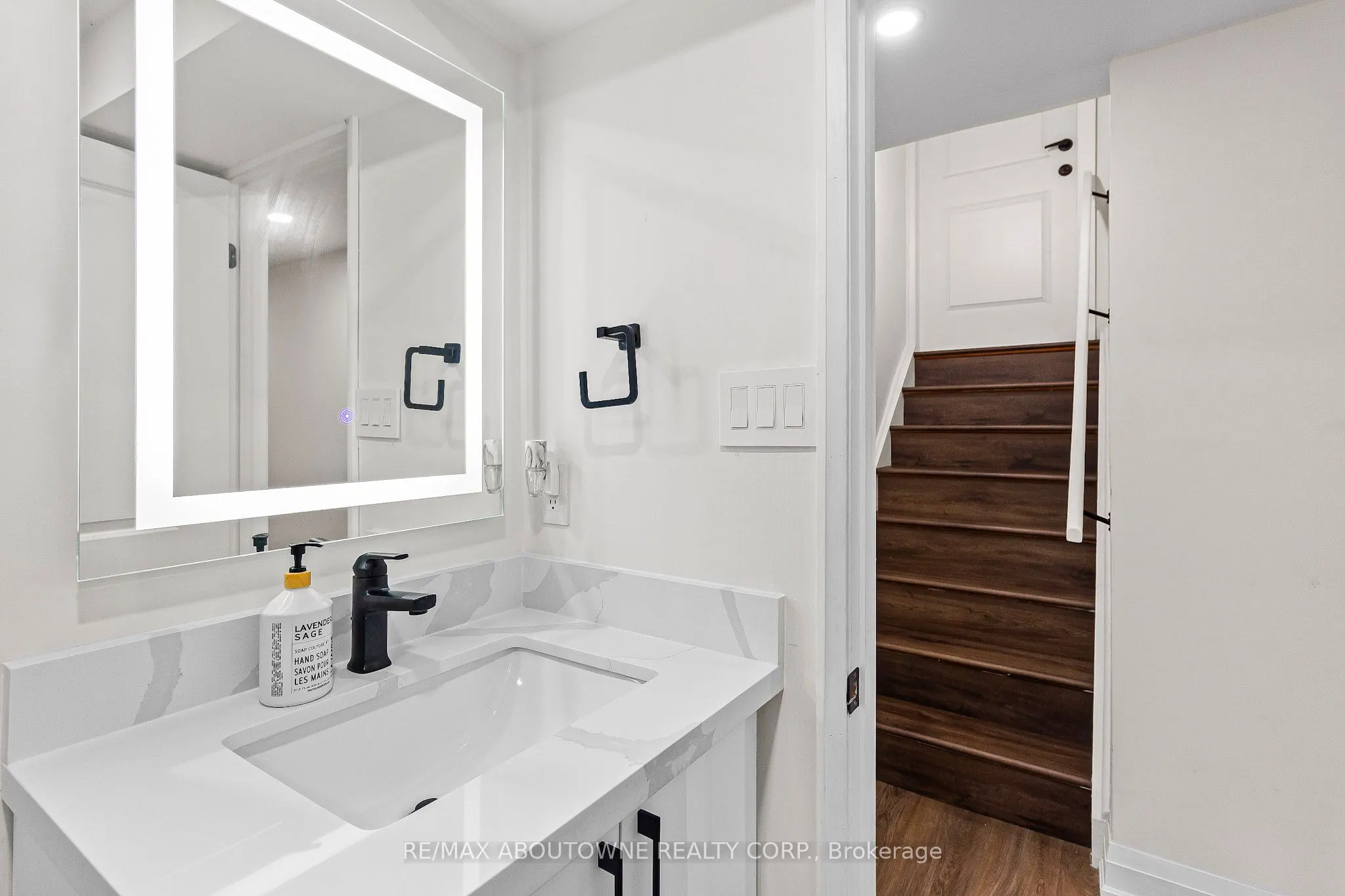 523 Pinegrove Road, #Lower