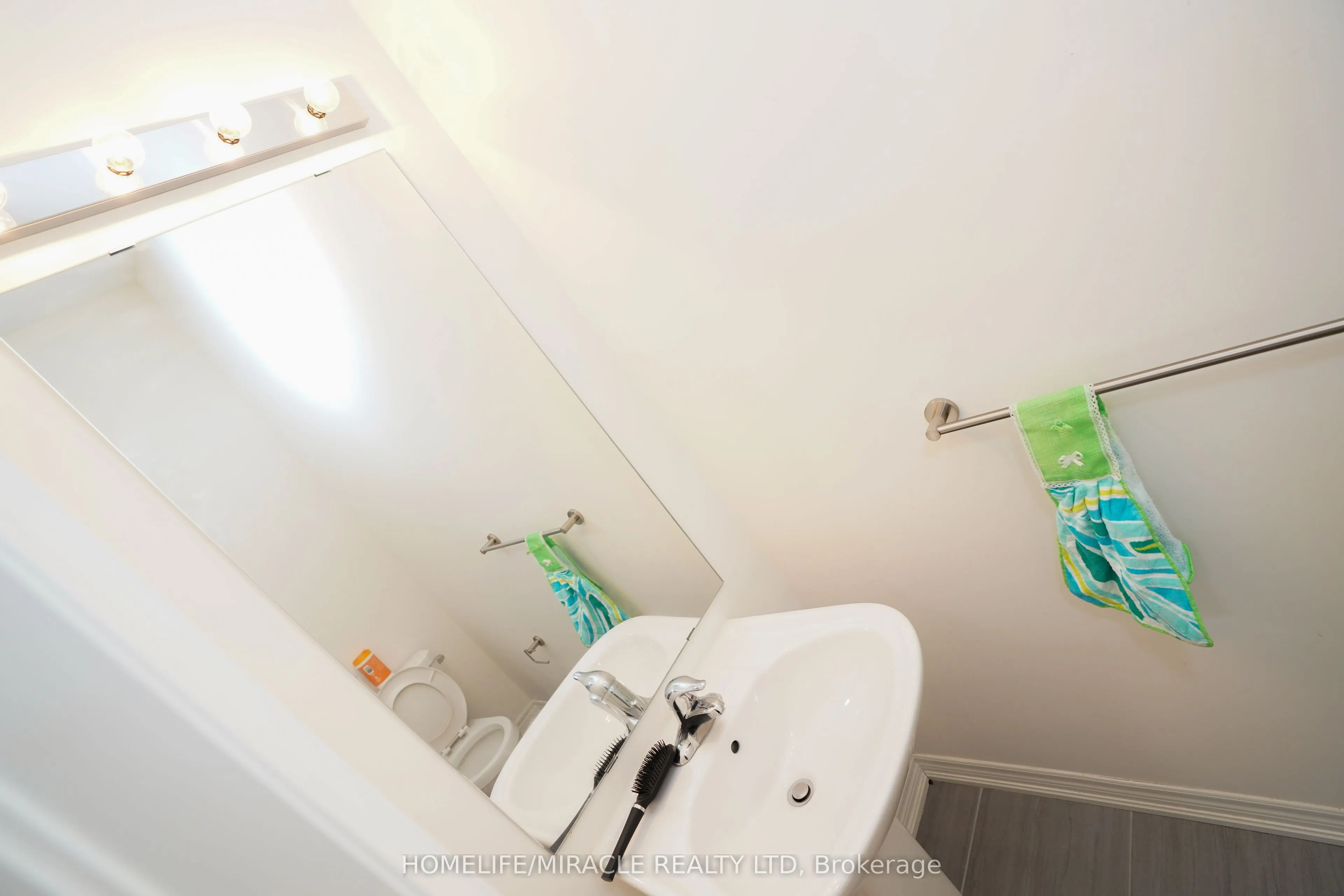 2 Queenpost Drive