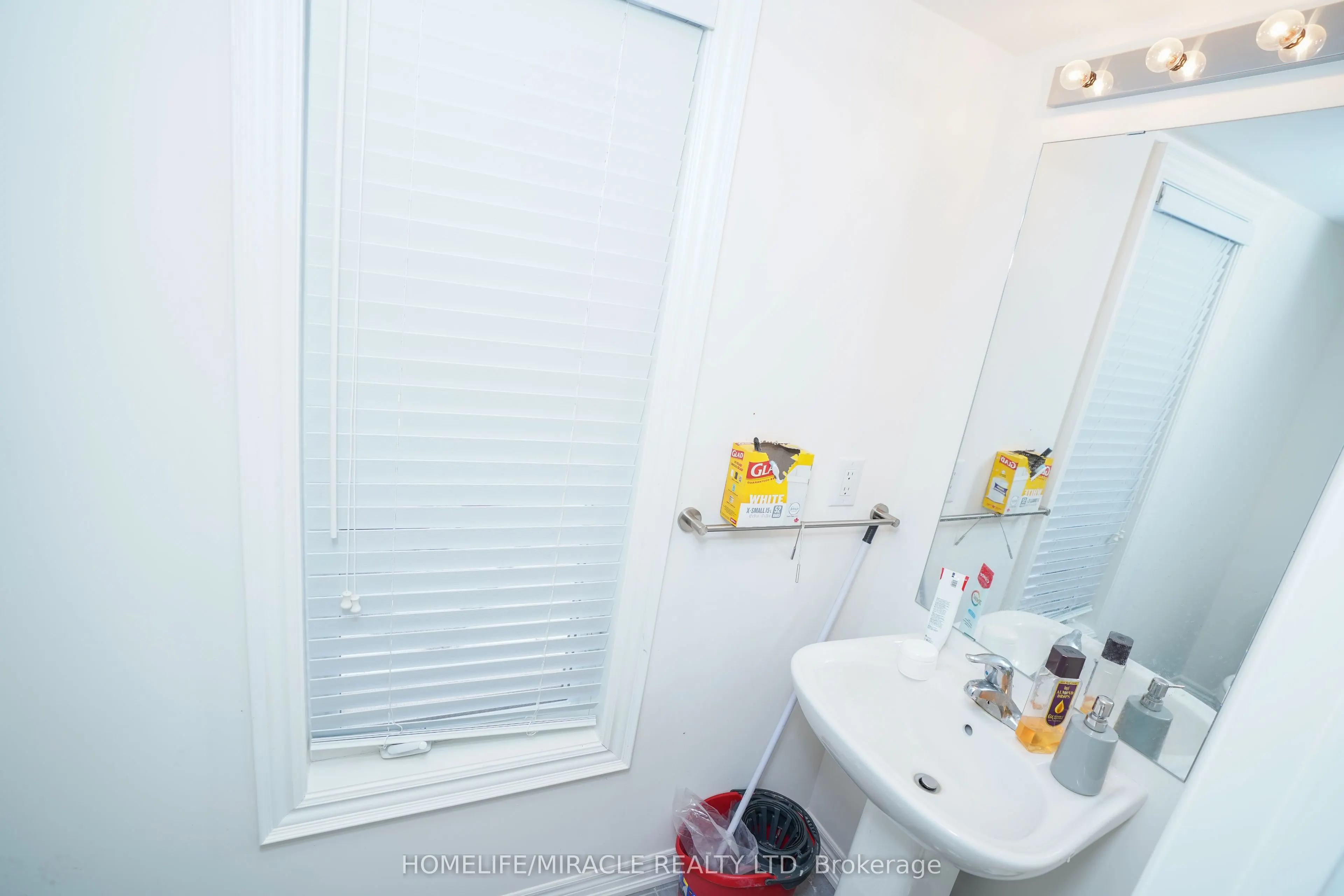 2 Queenpost Drive