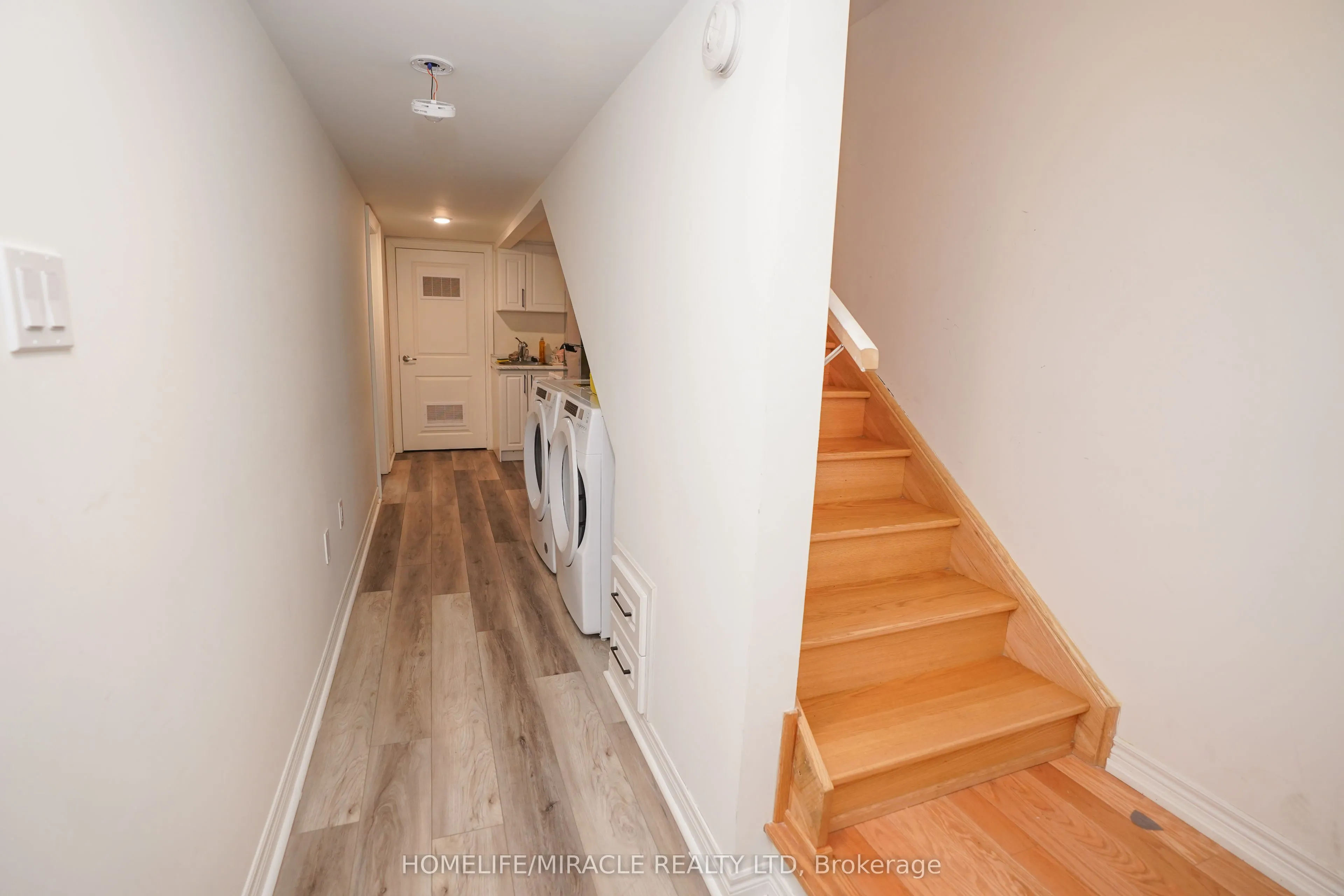 2 Queenpost Drive