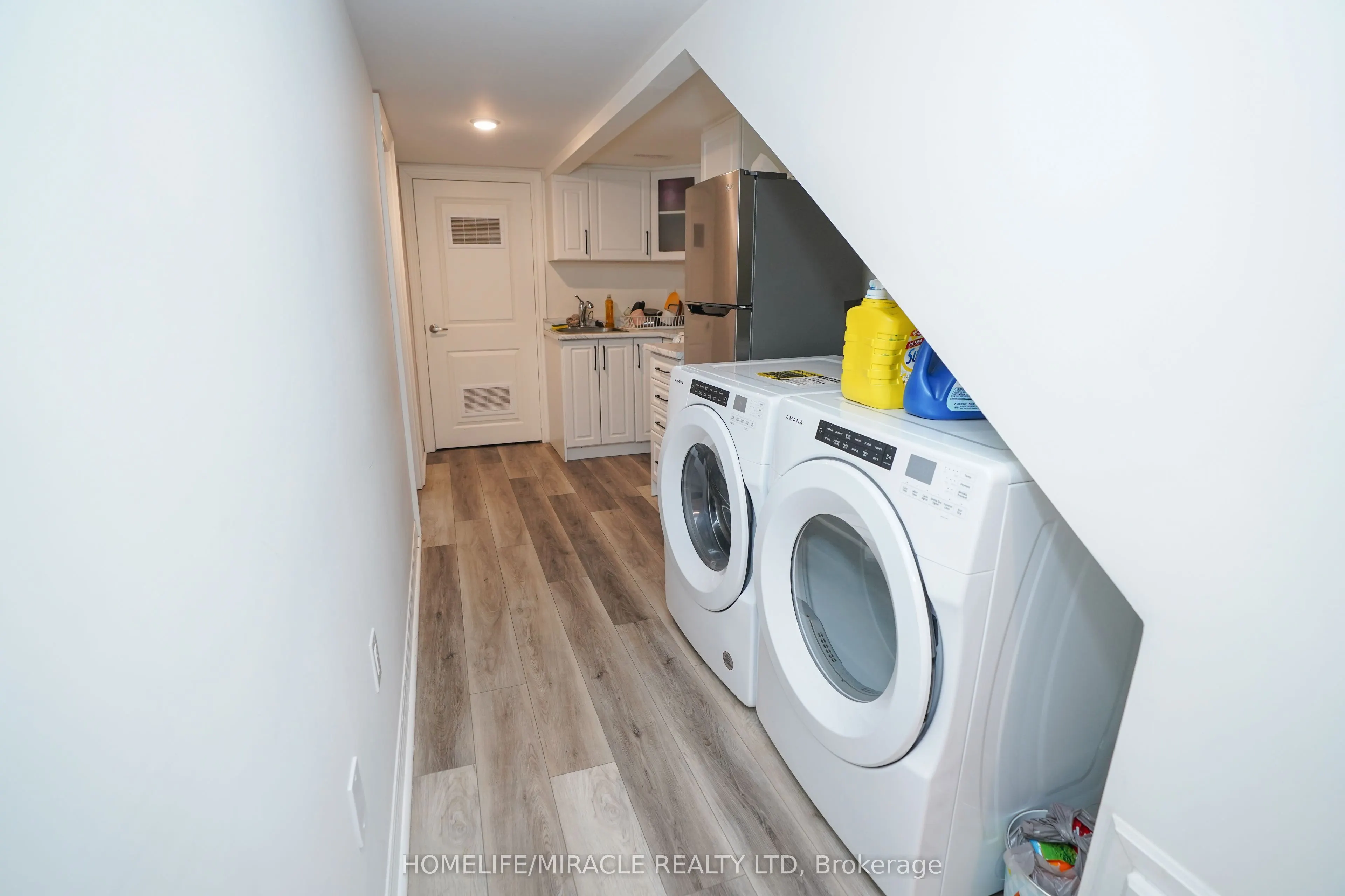 2 Queenpost Drive