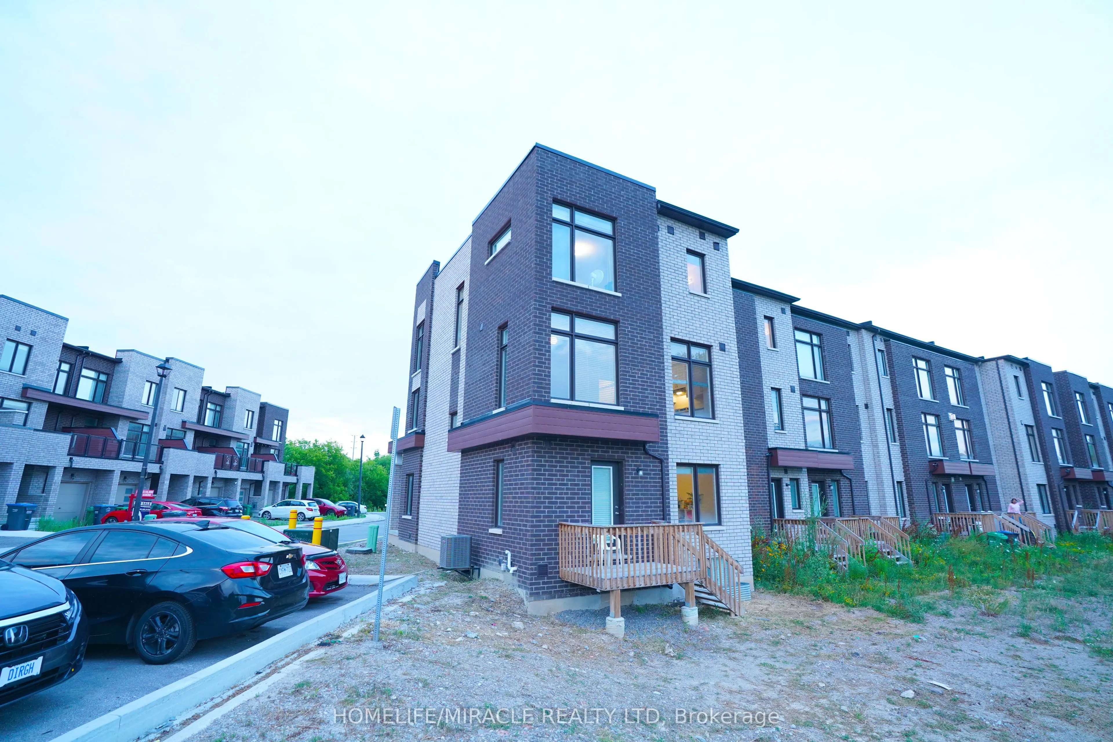 2 Queenpost Drive