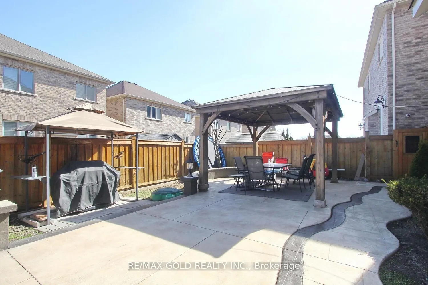 14 Ladbrook Crescent
