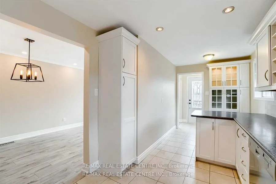 3385 Ellengale (Upper) Drive