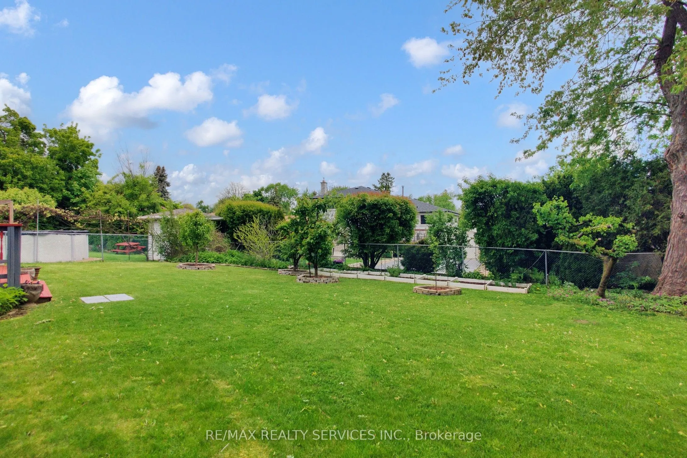 53 Geneva Crescent
