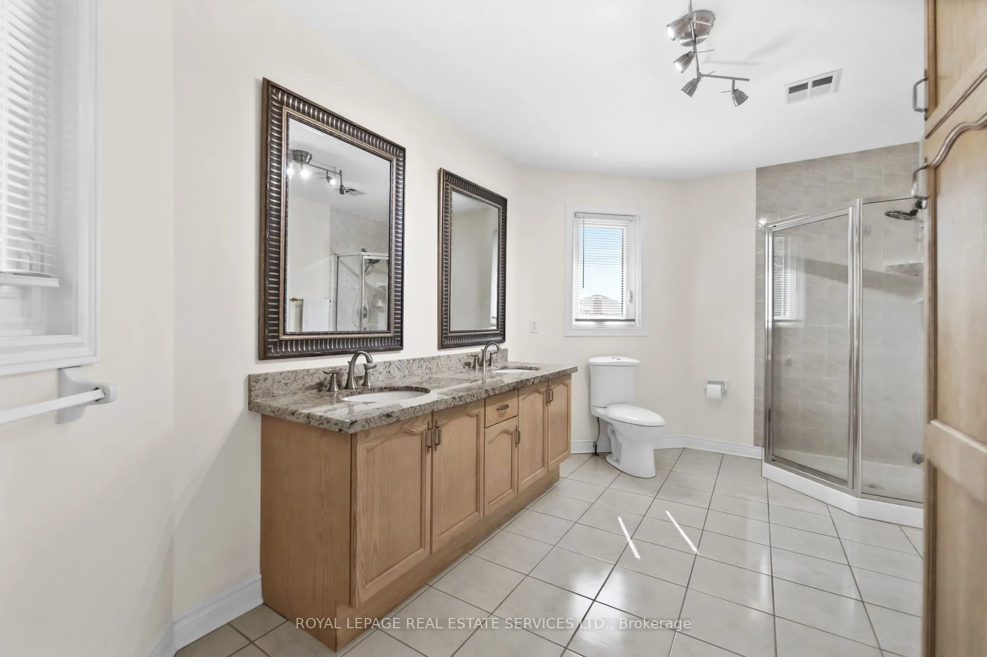 1074 Bradbury Chase