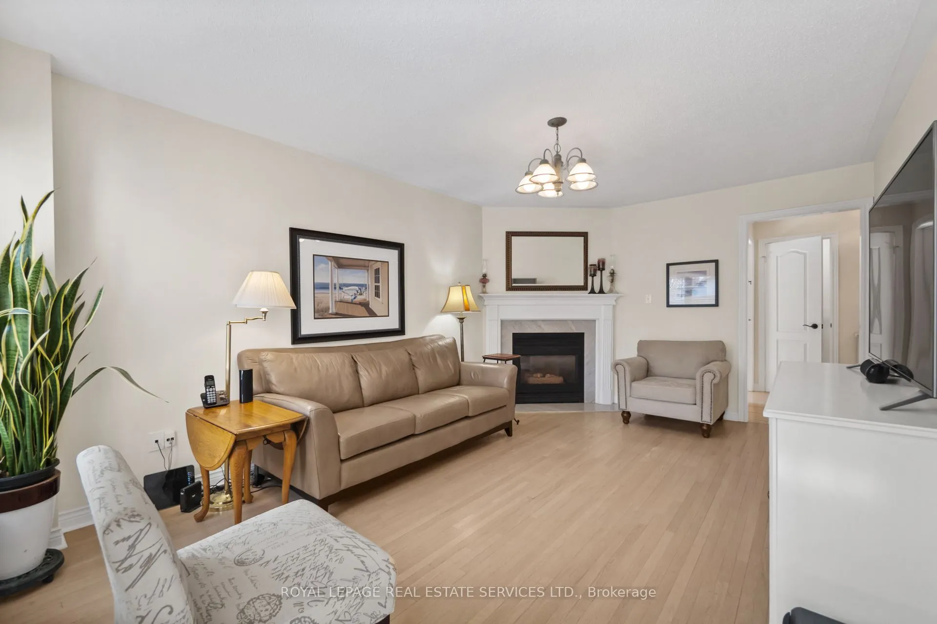 1074 Bradbury Chase