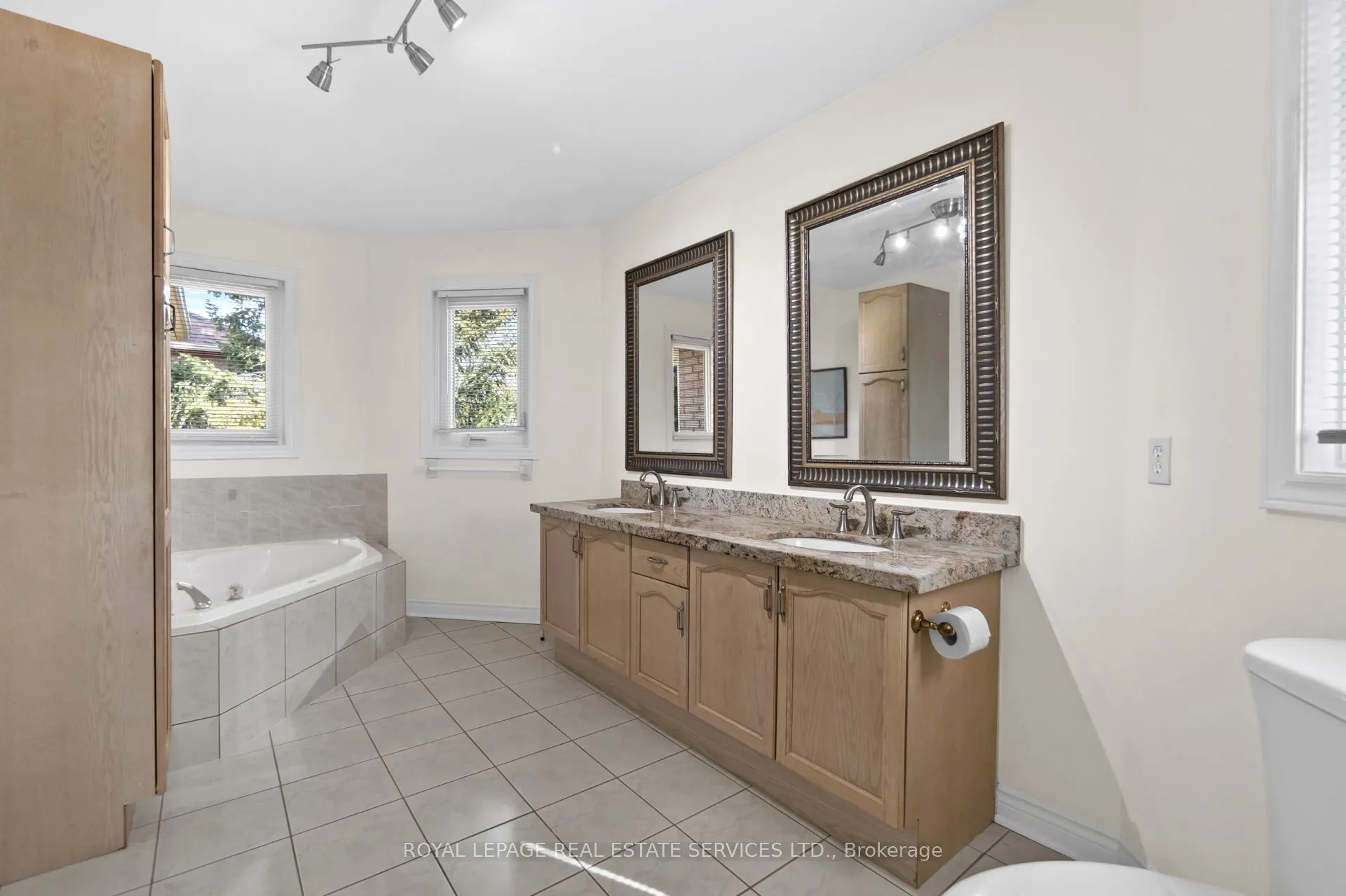 1074 Bradbury Chase