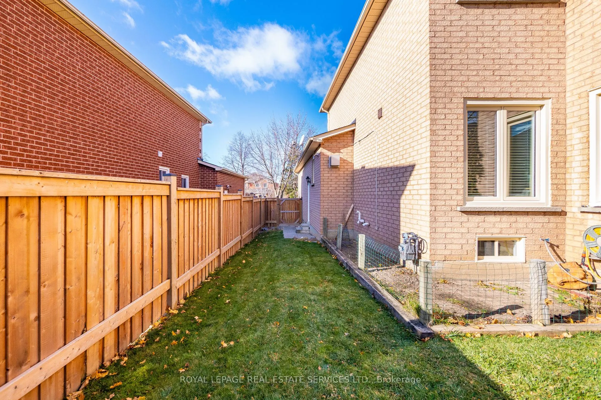 1074 Bradbury Chase