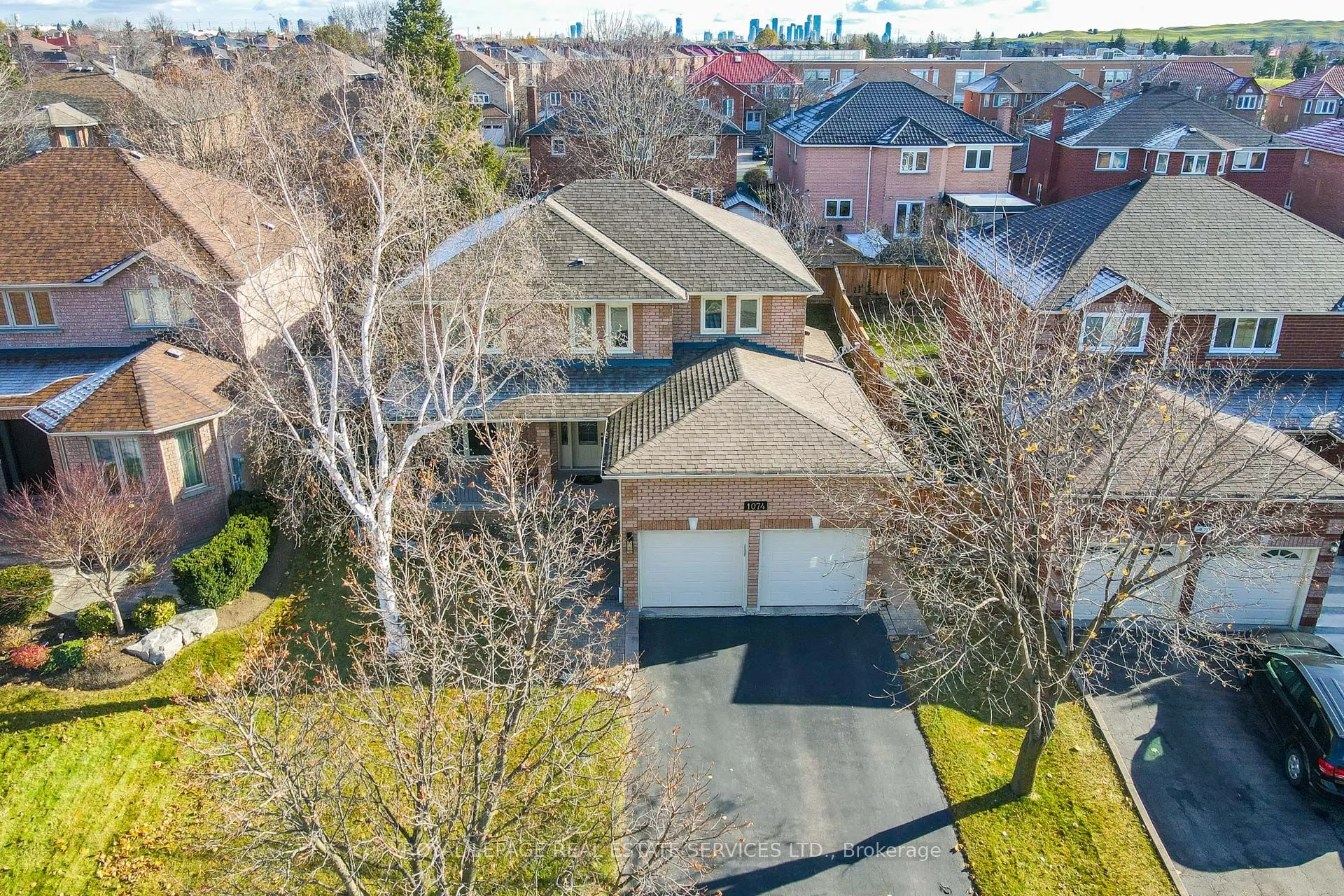 1074 Bradbury Chase