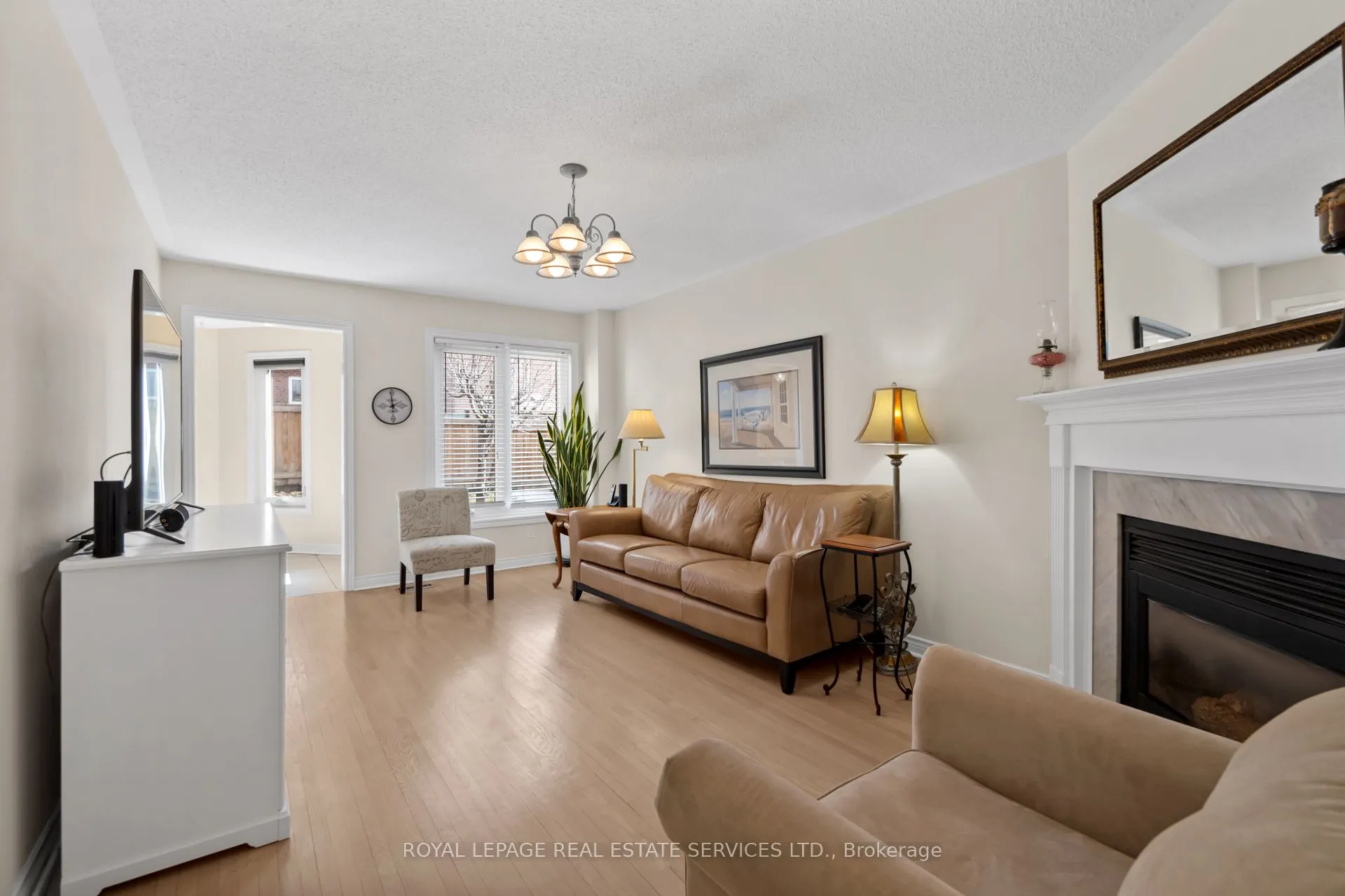 1074 Bradbury Chase