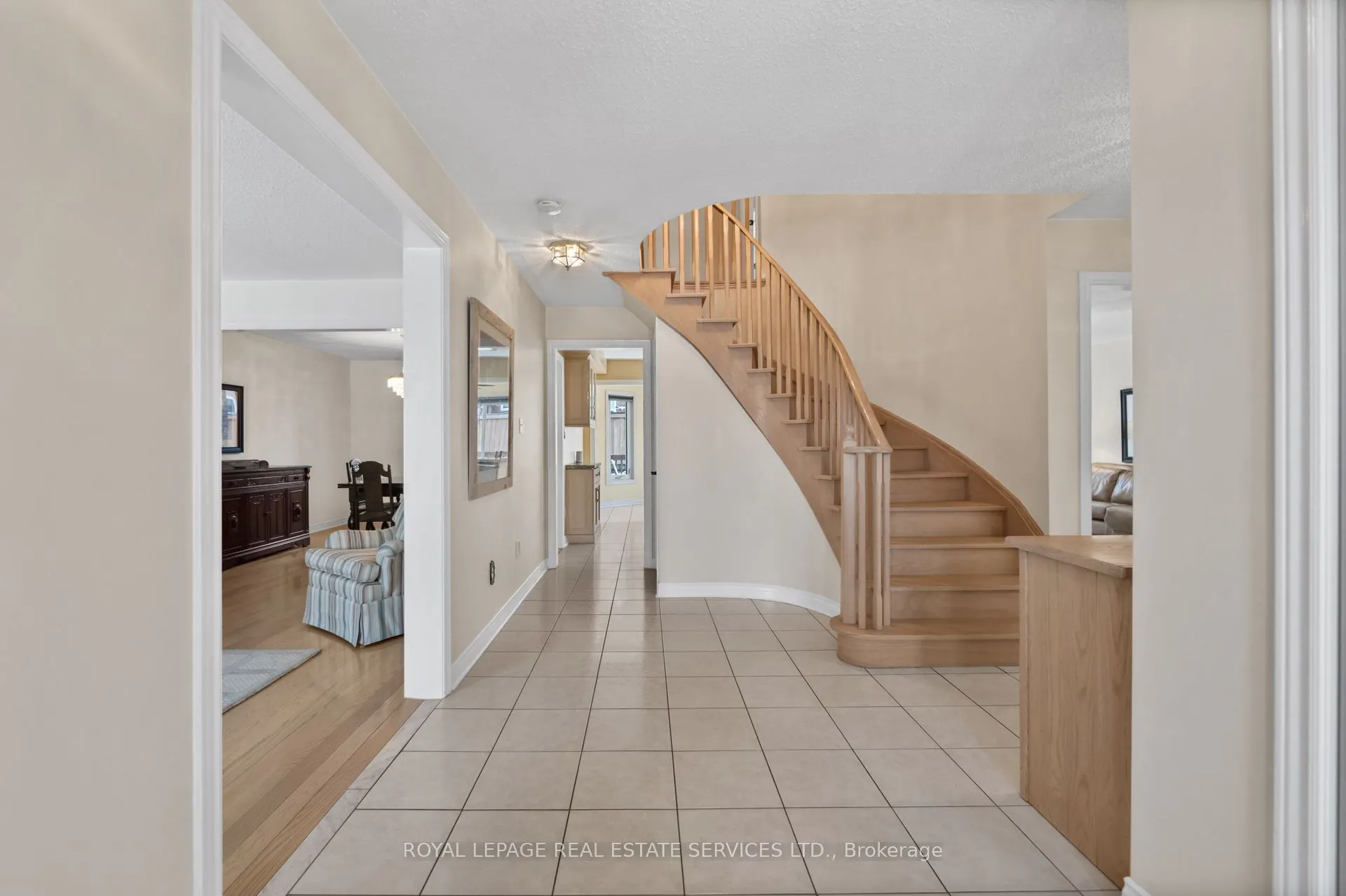 1074 Bradbury Chase