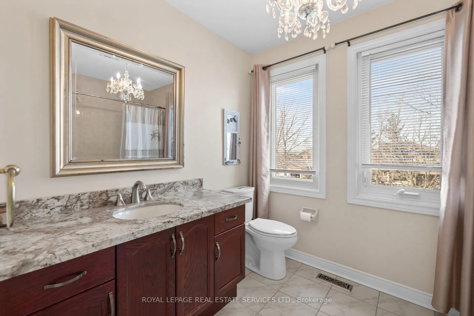 1074 Bradbury Chase