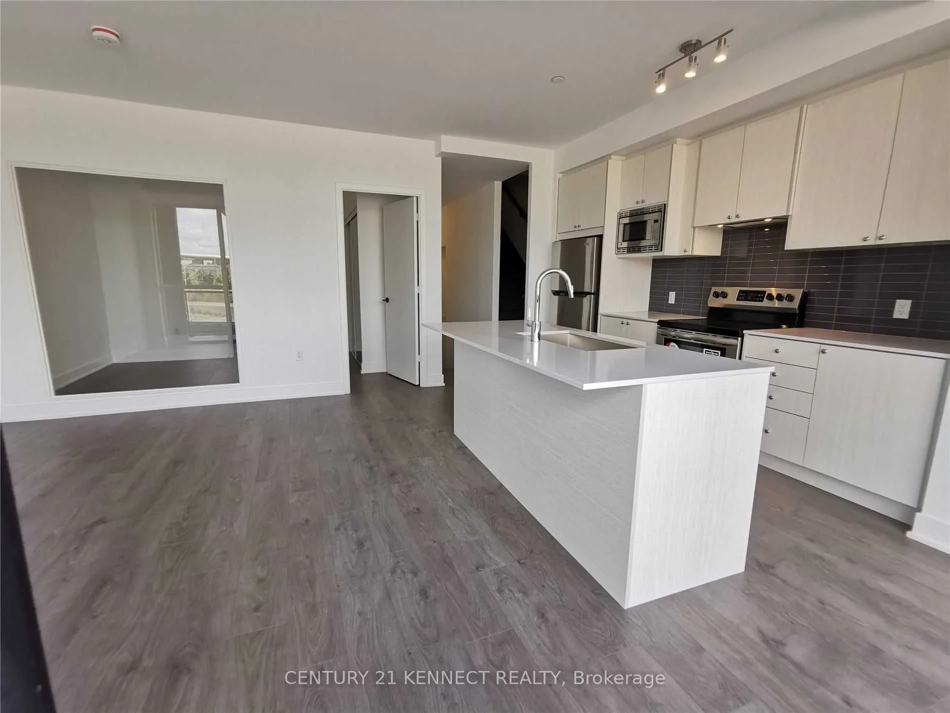 60 George Butchart Drive, #TH 3