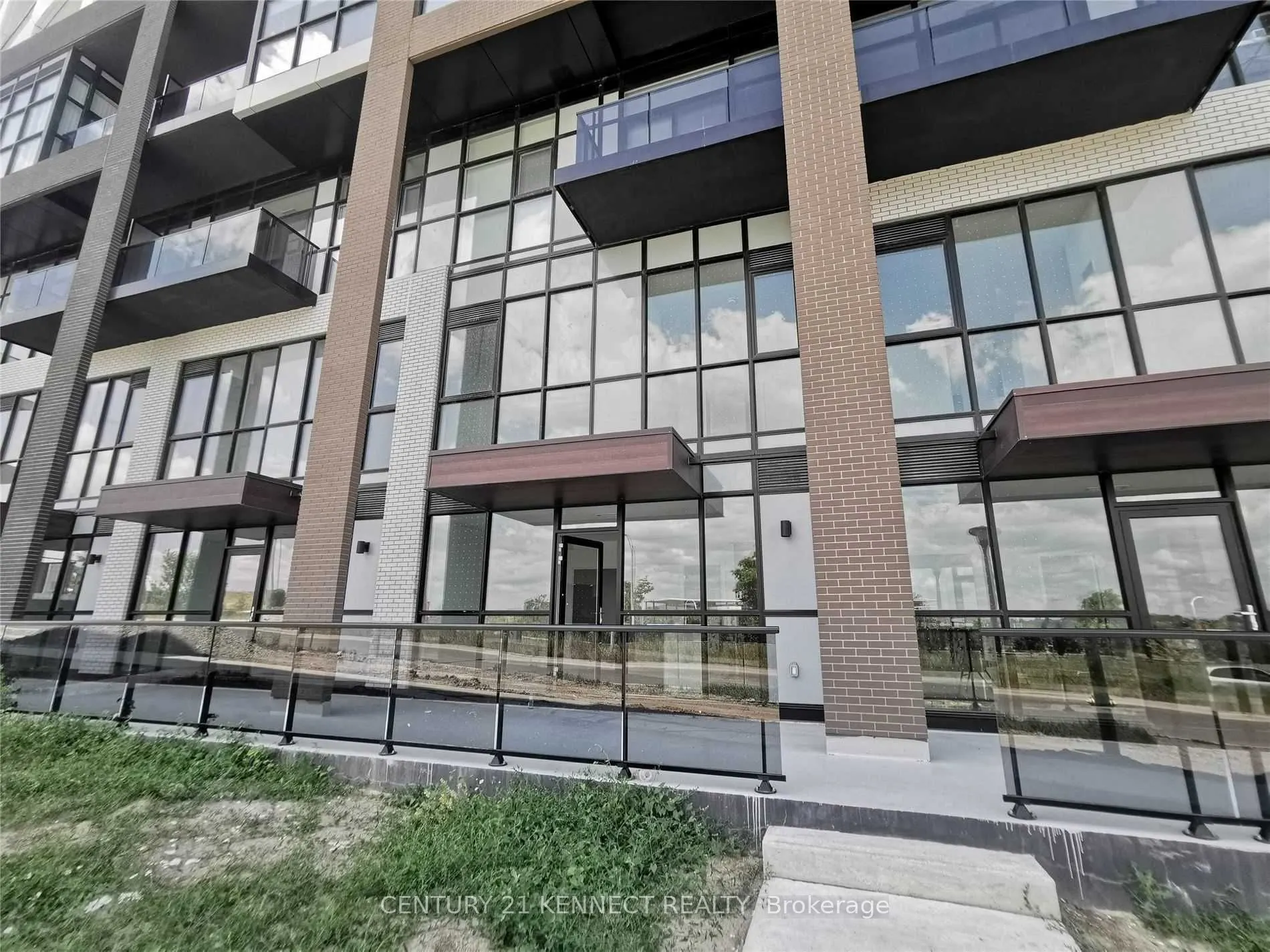 60 George Butchart Drive, #TH 3