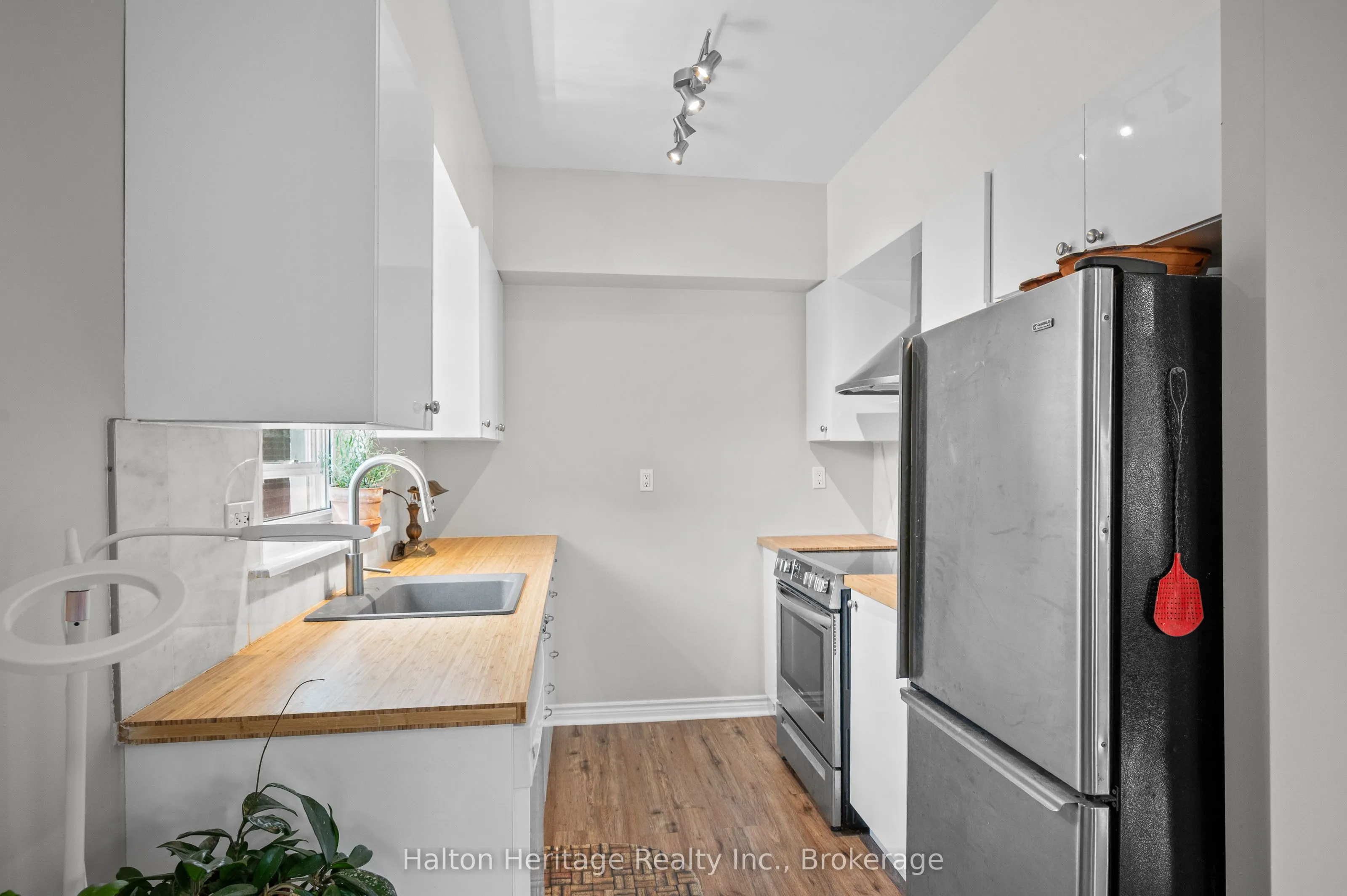1104 Haig Boulevard