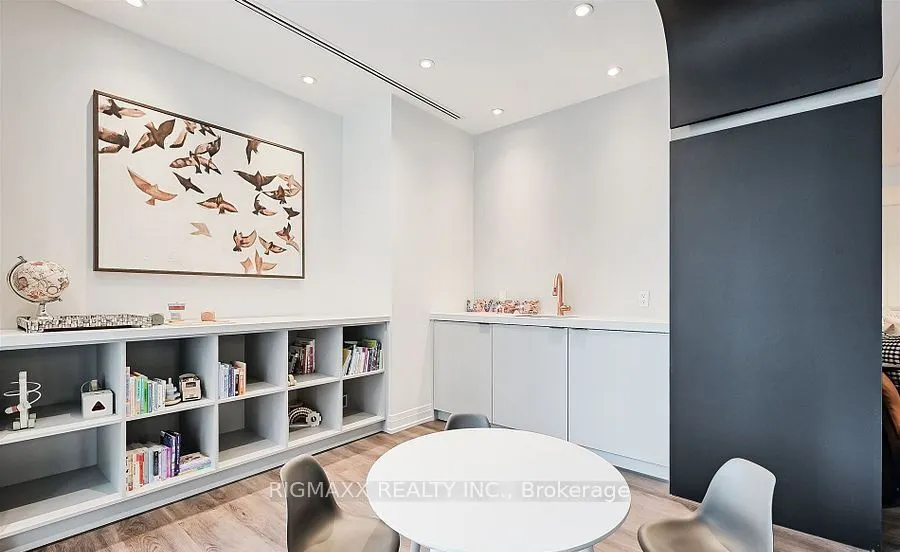 556 Marlee Avenue W, #521