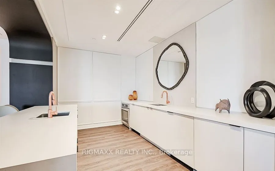 556 Marlee Avenue W, #521