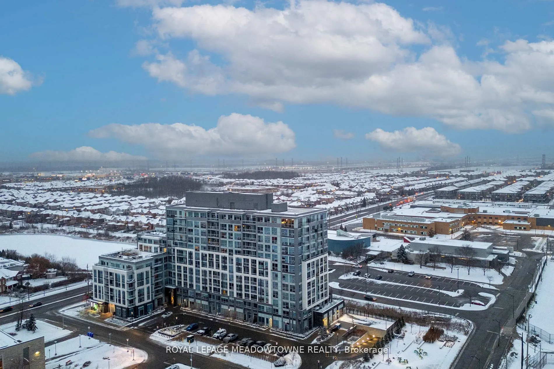 1050 Main Street E, #809
