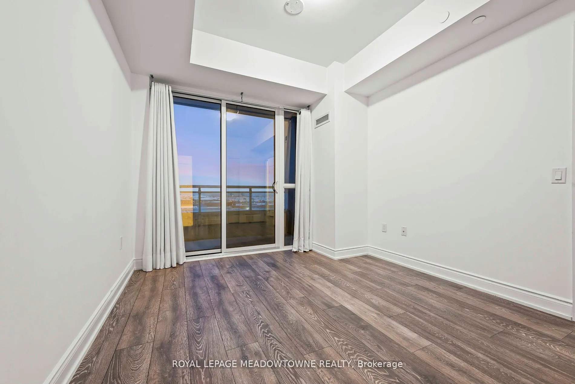 1050 Main Street E, #809