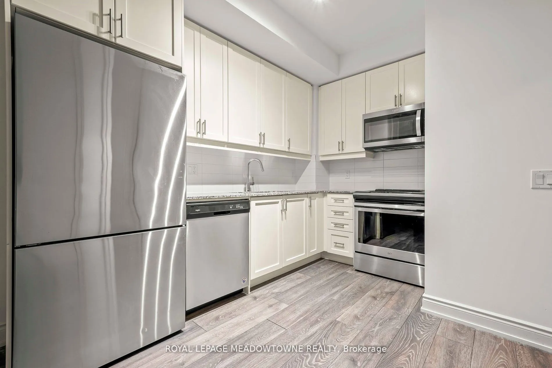 1050 Main Street E, #809