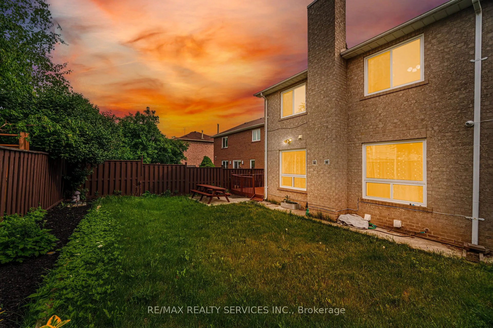 16 Vivians Crescent