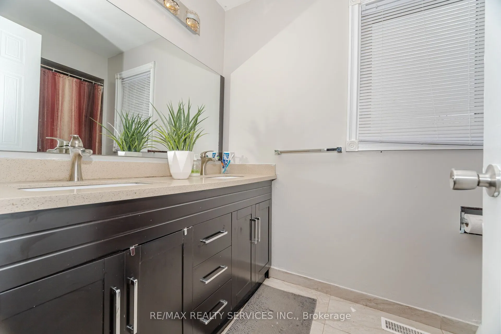 16 Vivians Crescent