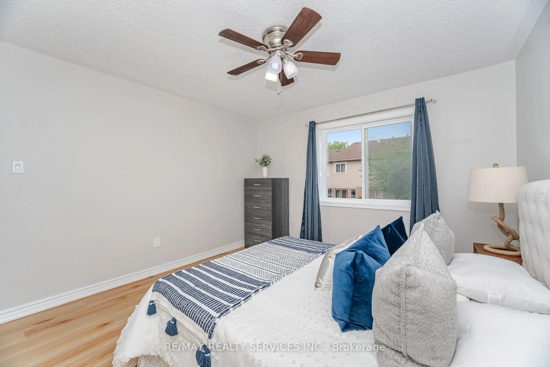 16 Vivians Crescent