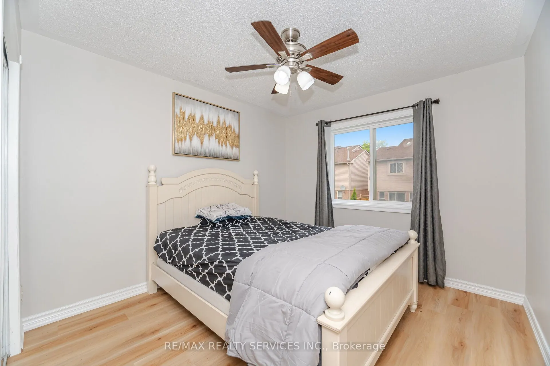 16 Vivians Crescent