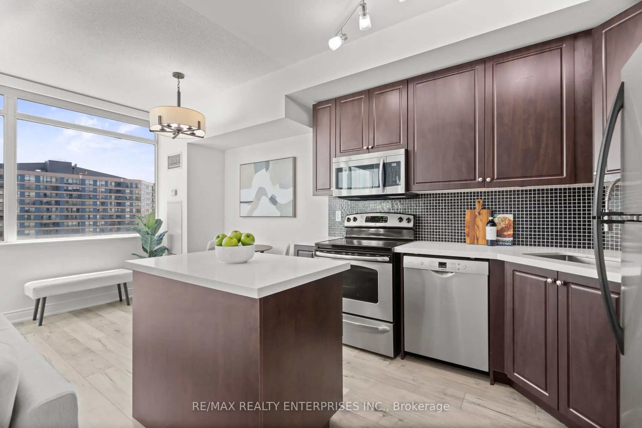 220 Burnhamthorpe Road W, #916