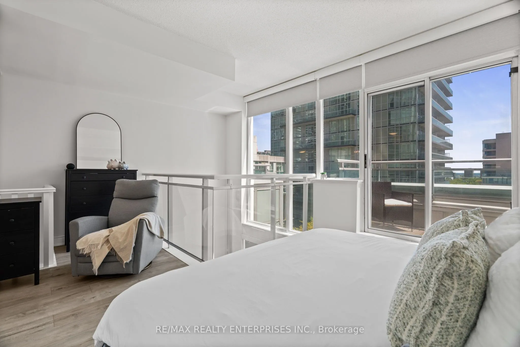 220 Burnhamthorpe Road W, #916